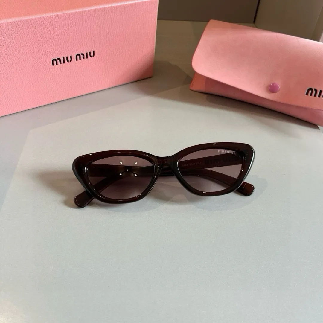 Miu Miu新作黒キャッツアイサングラス - 画像 (6)