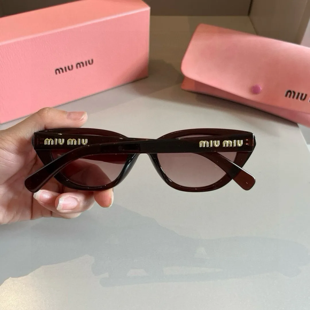 Miu Miu新作黒キャッツアイサングラス - 画像 (7)