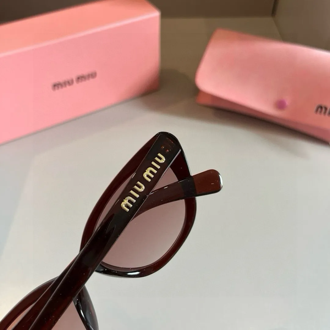 Miu Miu新作黒キャッツアイサングラス - 画像 (8)