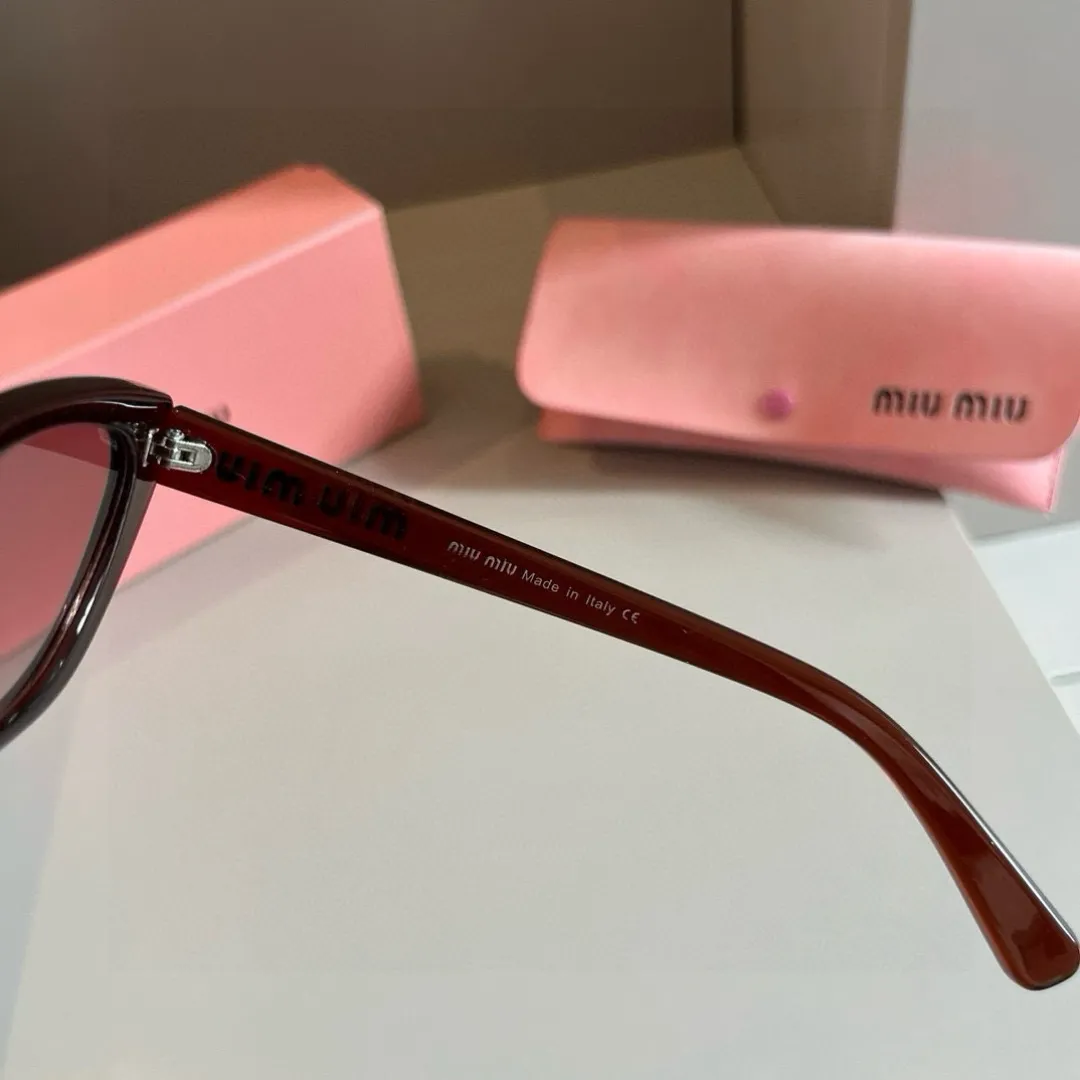 Miu Miu新作黒キャッツアイサングラス - 画像 (9)