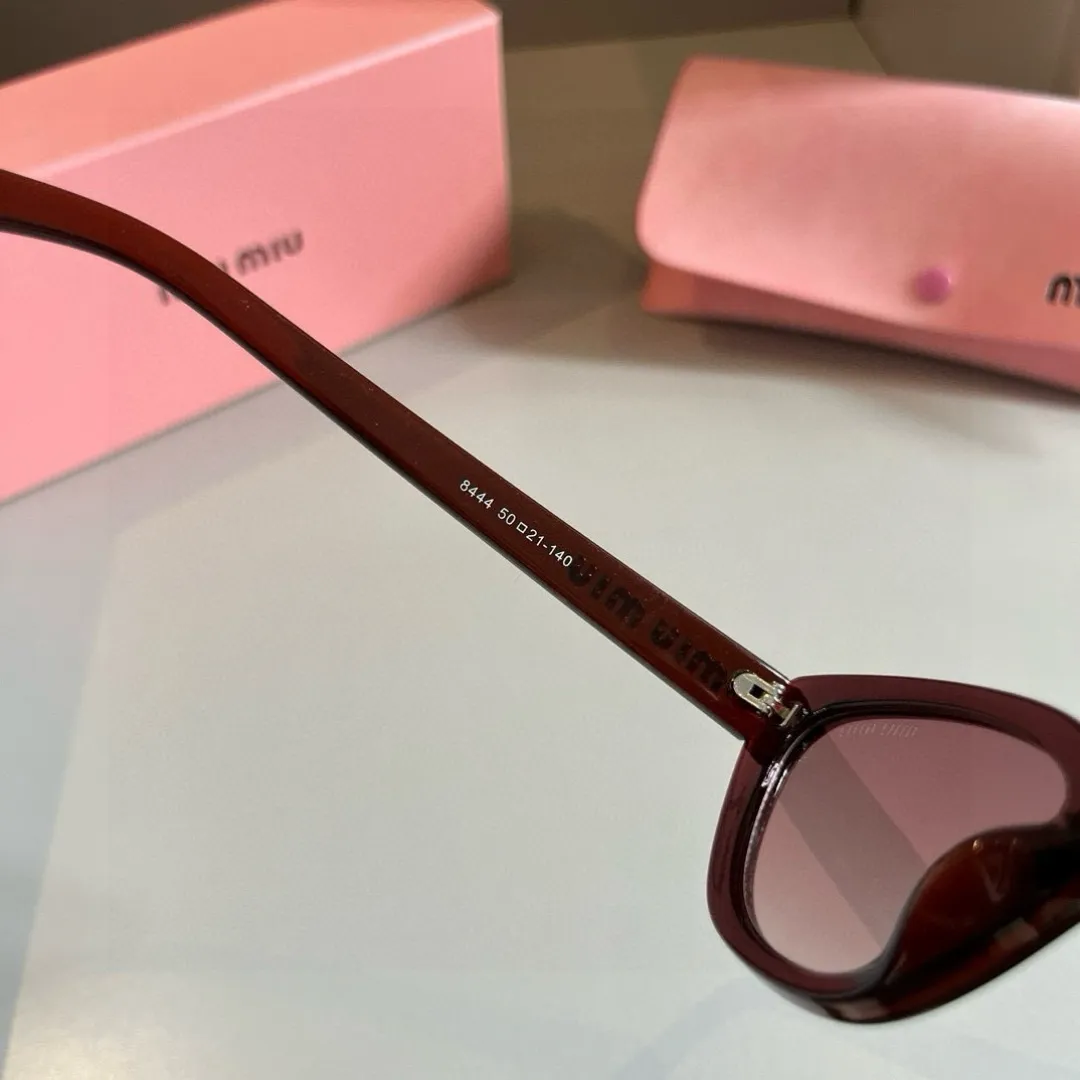 Miu Miu新作黒キャッツアイサングラス - 画像 (10)
