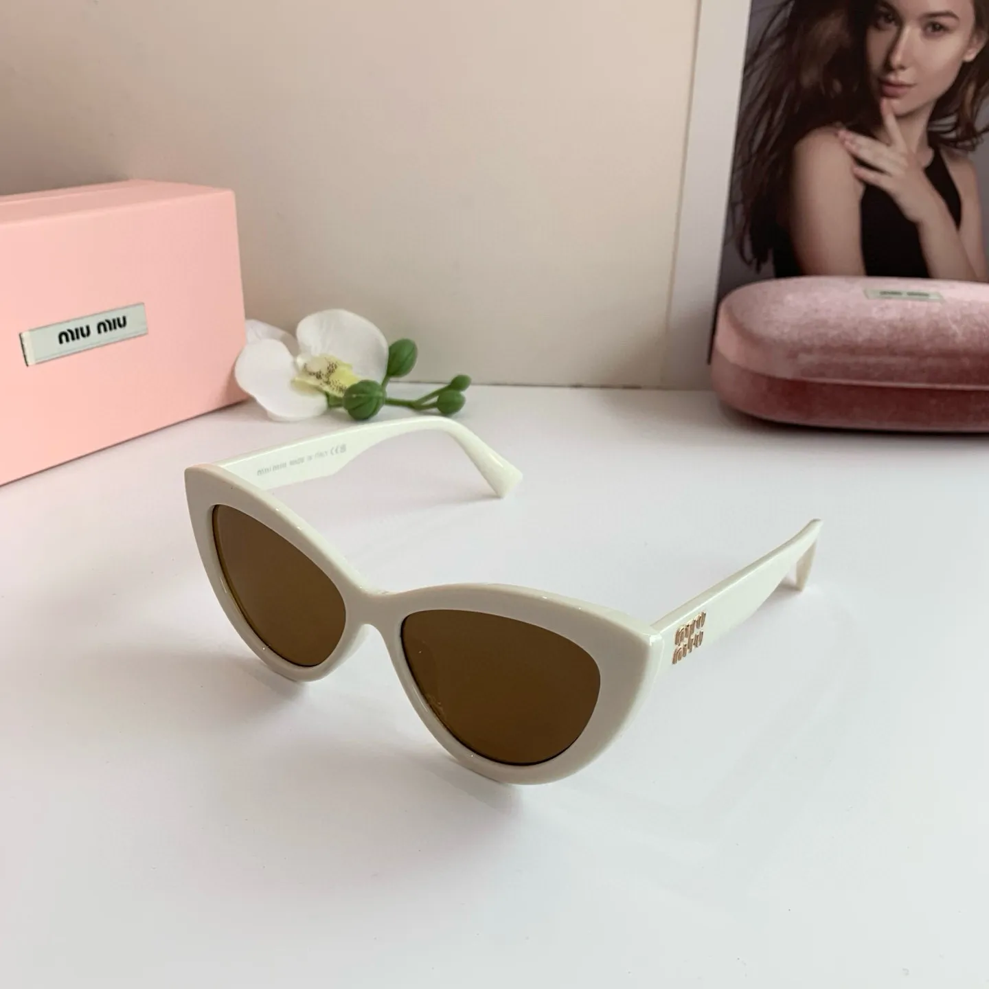 MIUMIU新作白キャッツアイサングラス - 画像 (3)