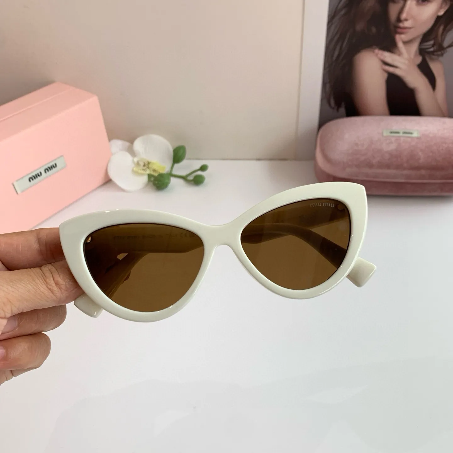 MIUMIU新作白キャッツアイサングラス - 画像 (4)