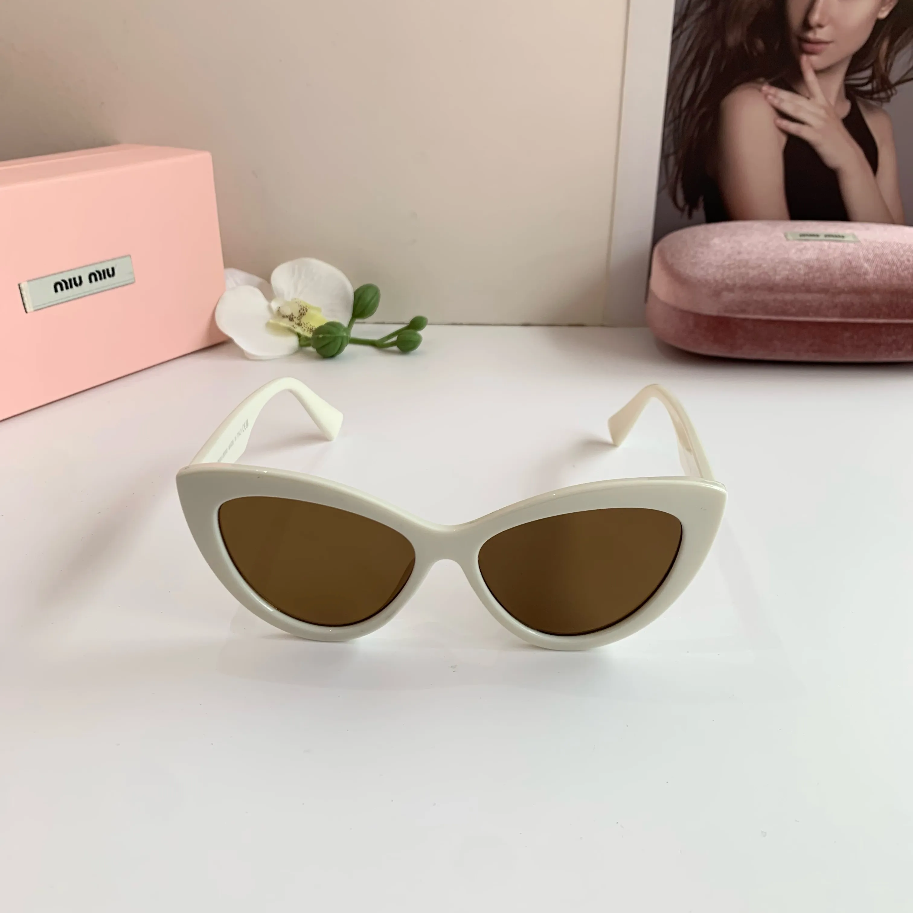 MIUMIU新作白キャッツアイサングラス - 画像 (5)