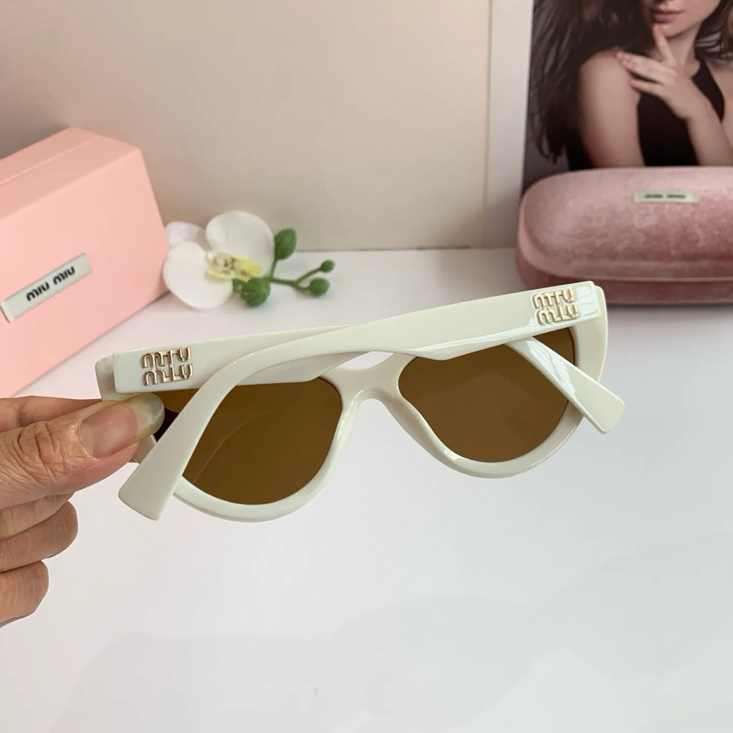 MIUMIU新作白キャッツアイサングラス - 画像 (6)