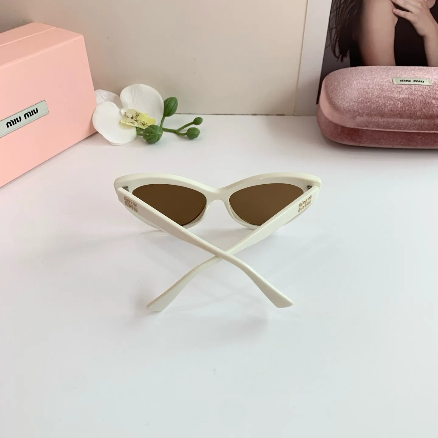 MIUMIU新作白キャッツアイサングラス - 画像 (7)