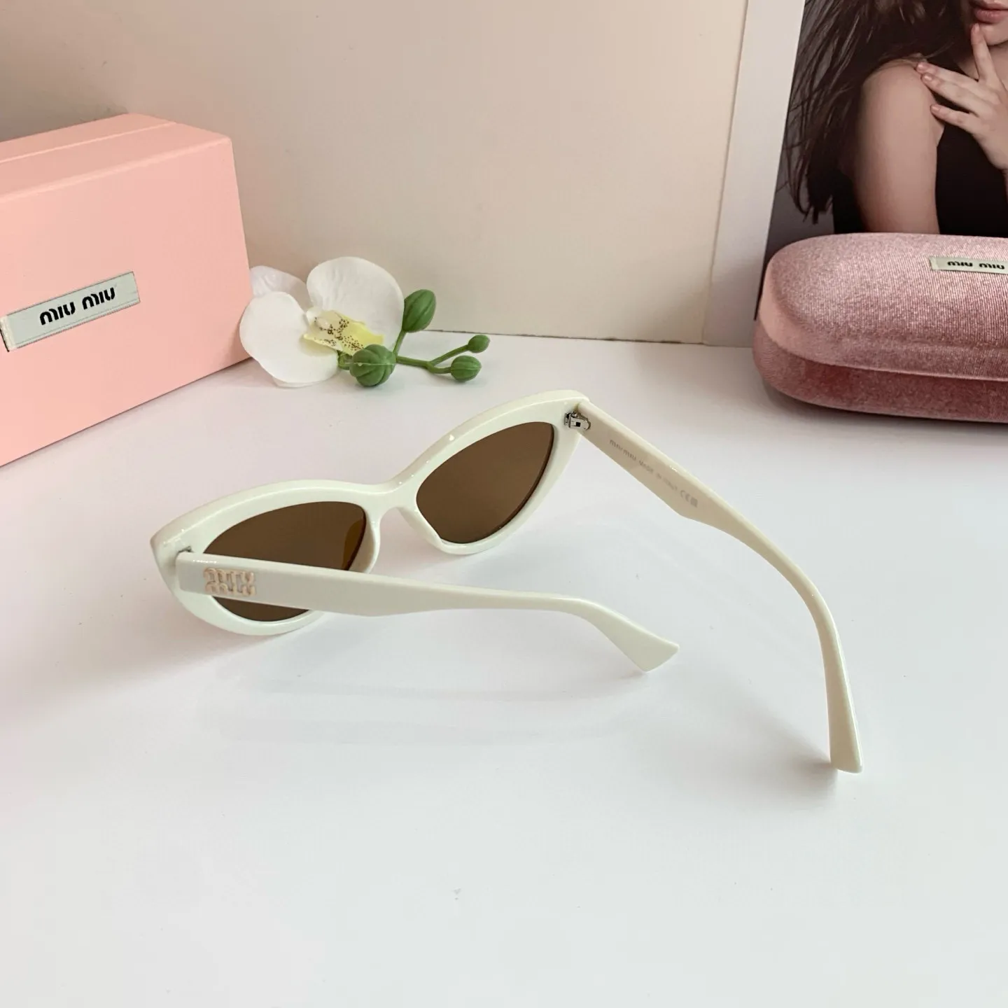 MIUMIU新作白キャッツアイサングラス - 画像 (8)