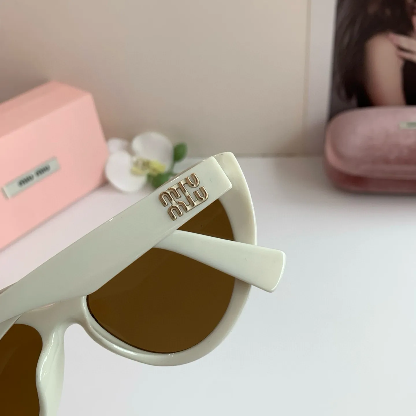 MIUMIU新作白キャッツアイサングラス - 画像 (9)