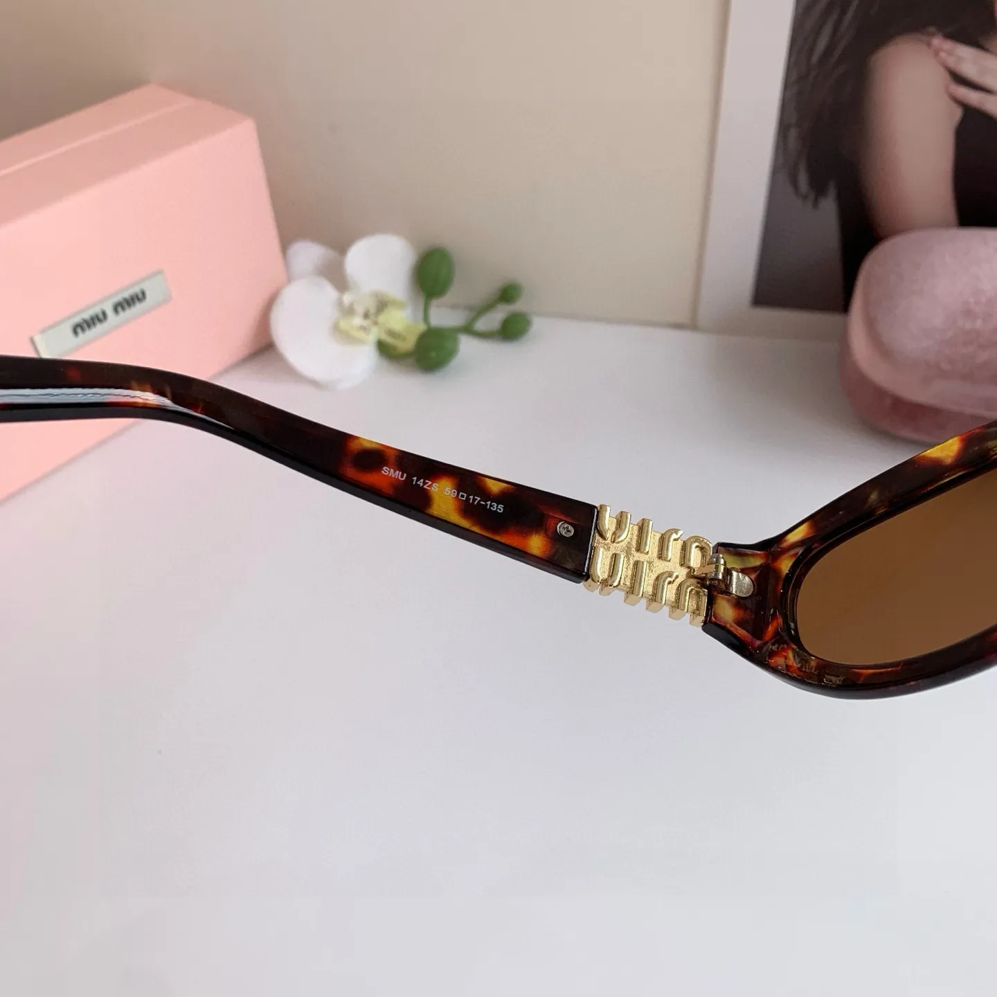 MIUMIU 新作黒アークサングラス - 画像 (7)