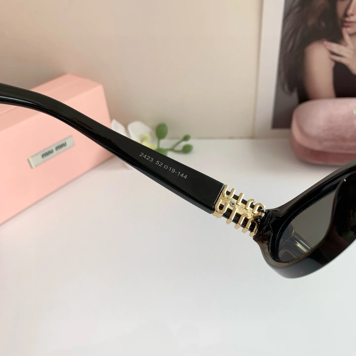 MIUMIU 新作黒キャッツアイサングラス - 画像 (7)