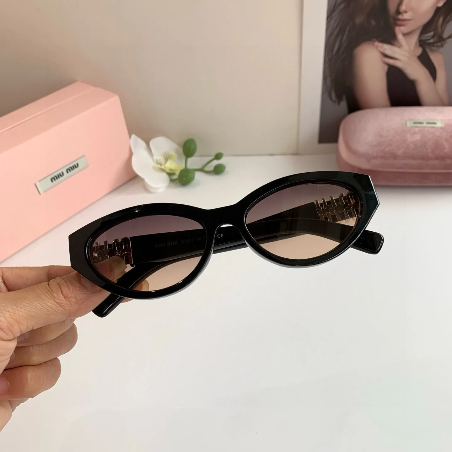 ミウミウ新作黒キャッツアイサングラス - 画像 (4)