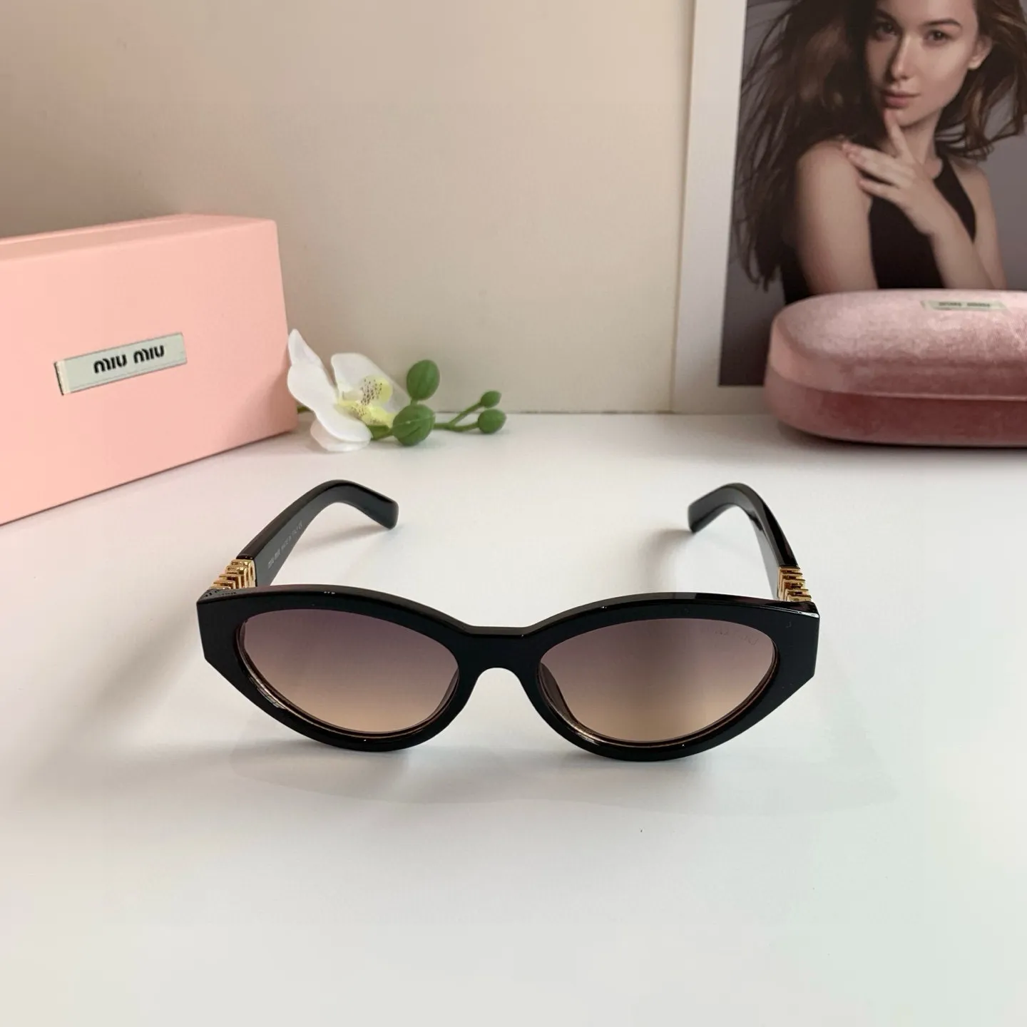 ミウミウ新作黒キャッツアイサングラス - 画像 (5)
