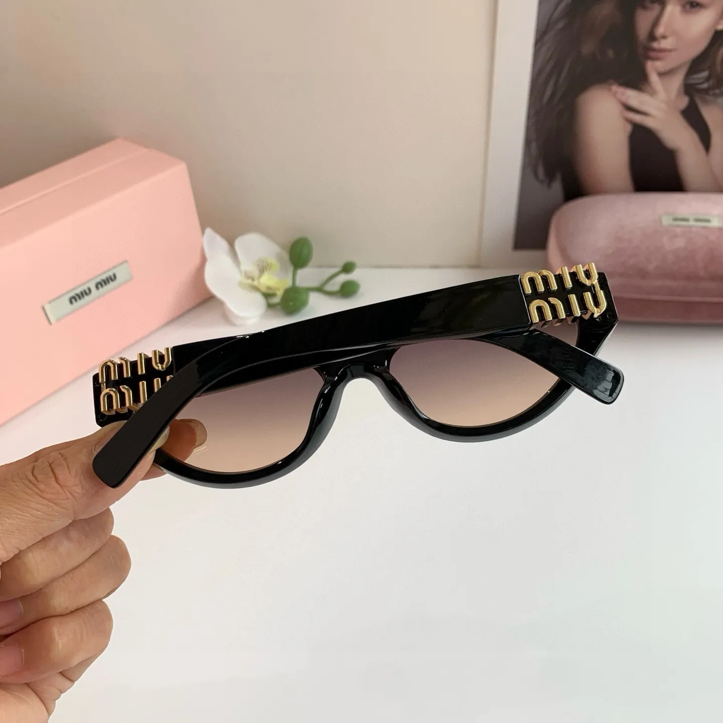 ミウミウ新作黒キャッツアイサングラス - 画像 (6)