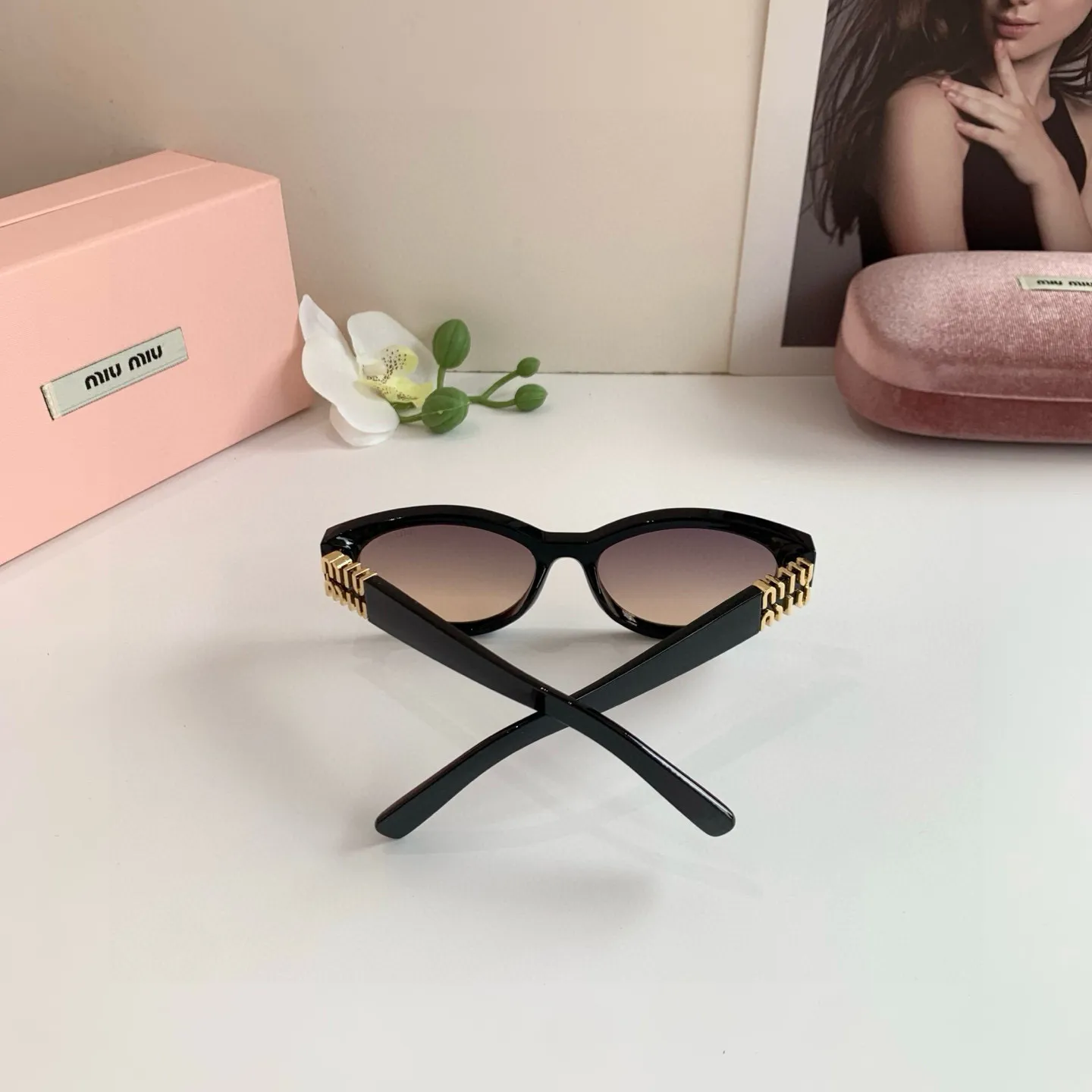 ミウミウ新作黒キャッツアイサングラス - 画像 (7)