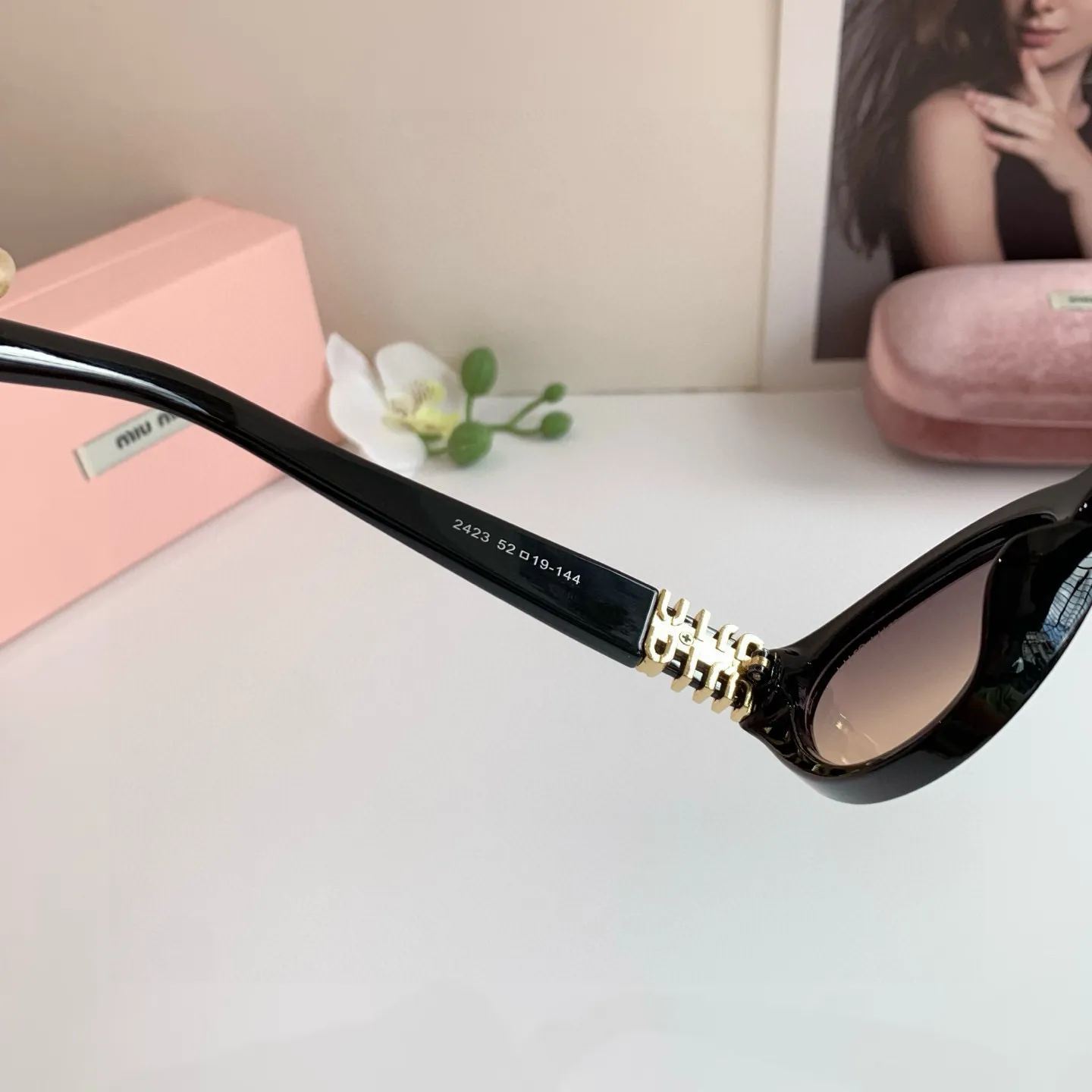 ミウミウ新作黒キャッツアイサングラス - 画像 (9)