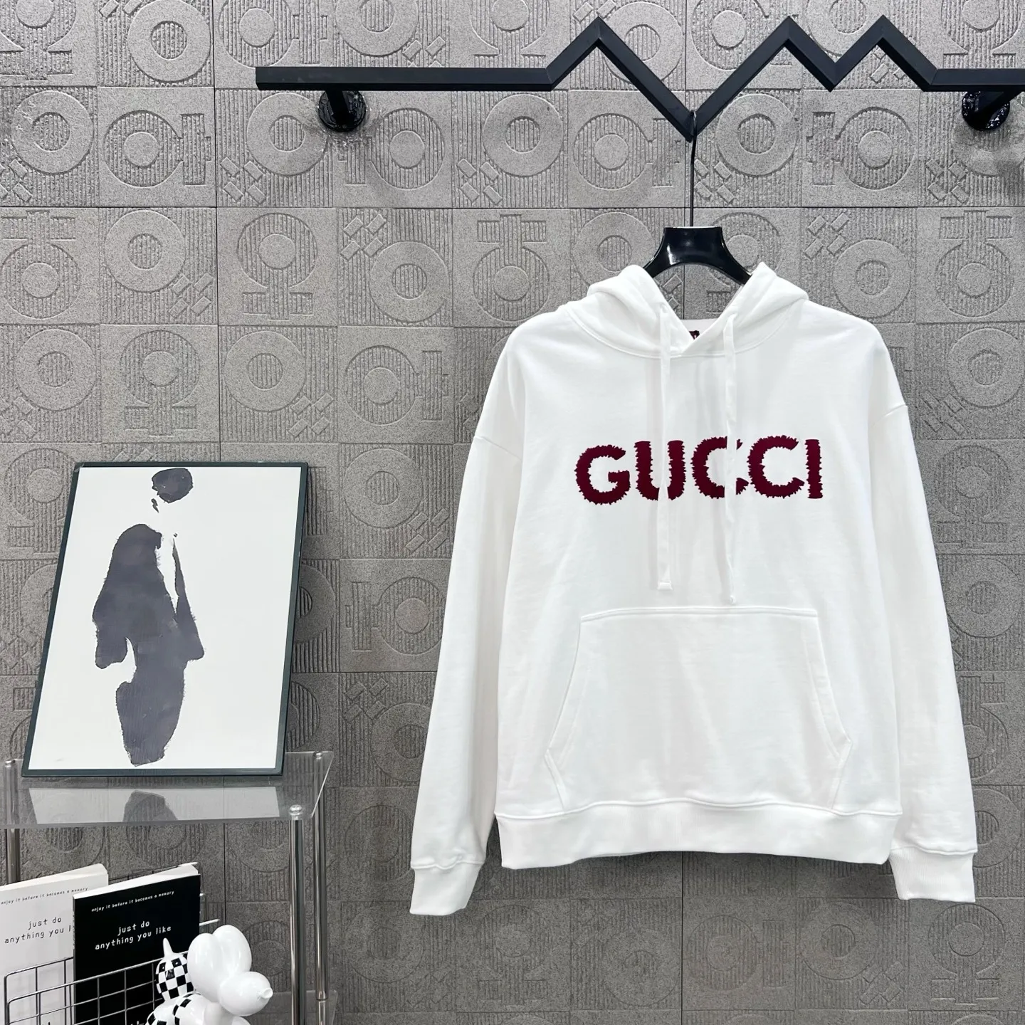 GUCCI 白黒ロゴプリントフーディー2025新作 - 画像 (3)