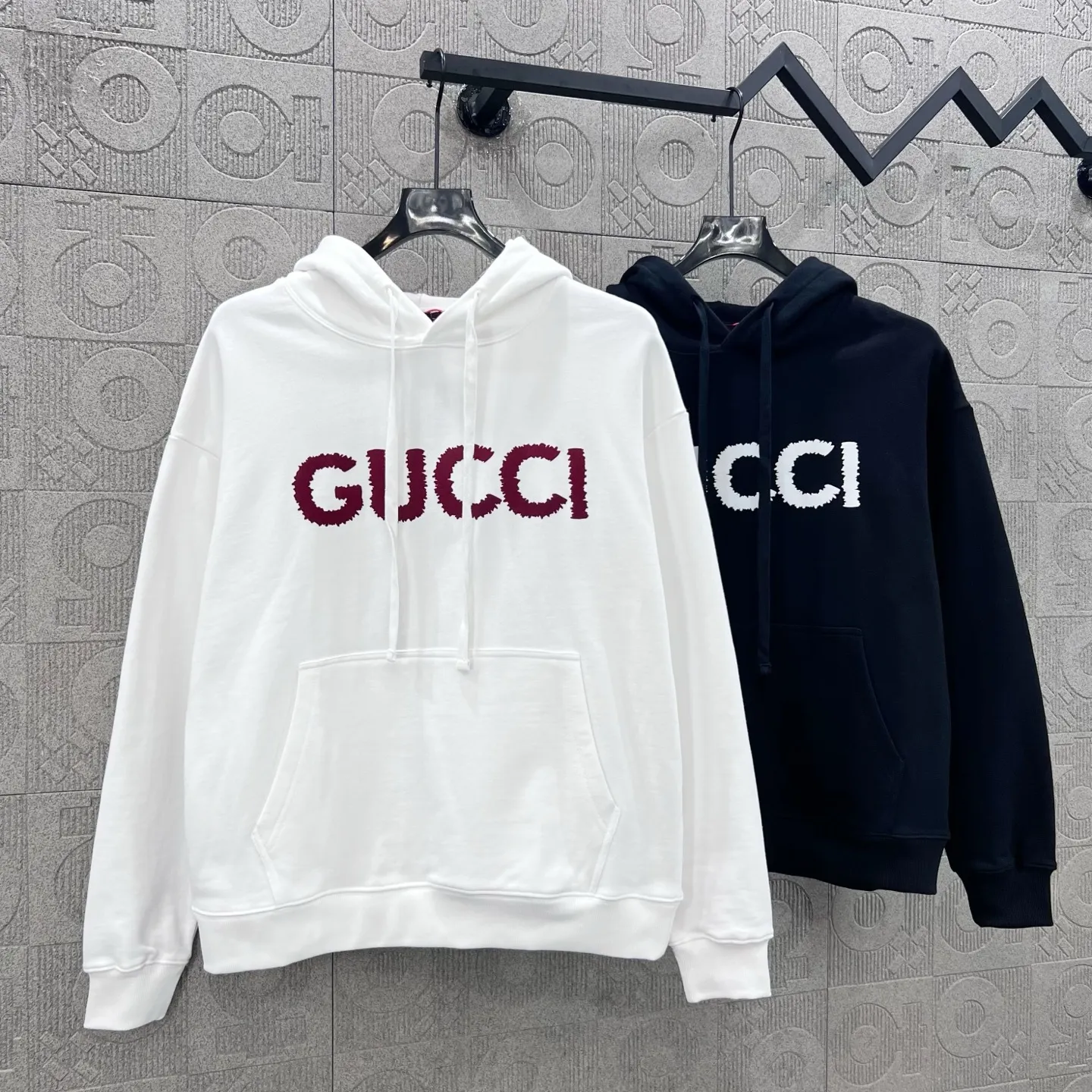 GUCCI 白黒ロゴプリントフーディー2025新作 - 画像 (13)