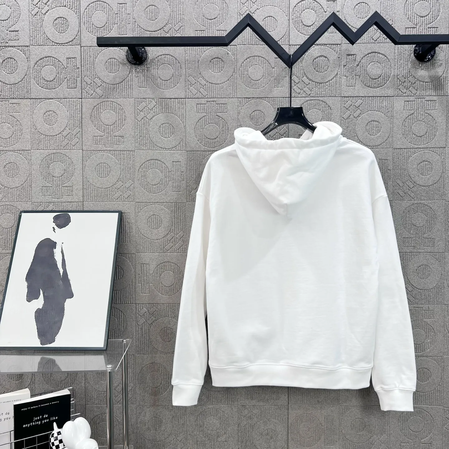 GUCCI 白黒ロゴプリントフーディー2025新作 - 画像 (4)