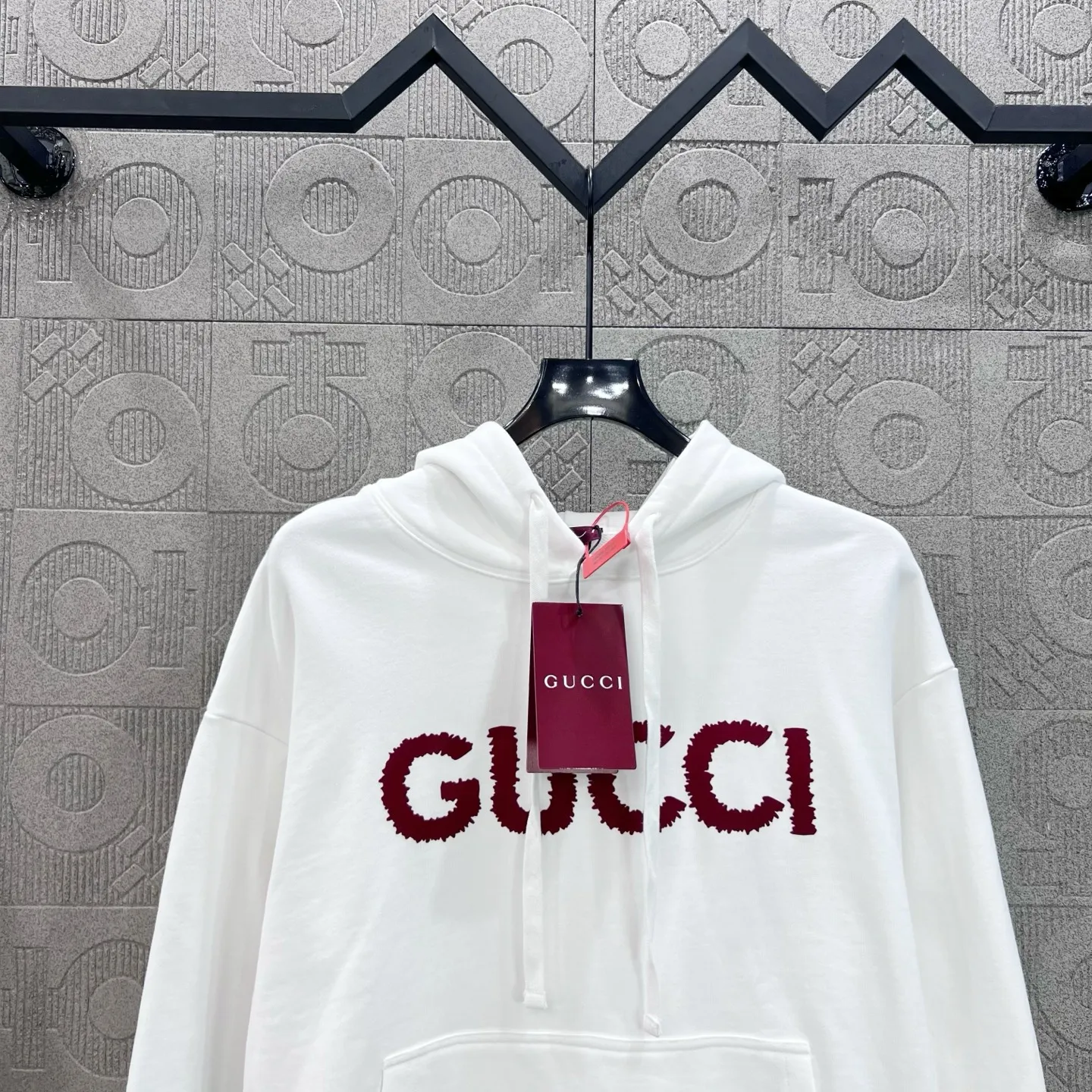 GUCCI 白黒ロゴプリントフーディー2025新作 - 画像 (5)