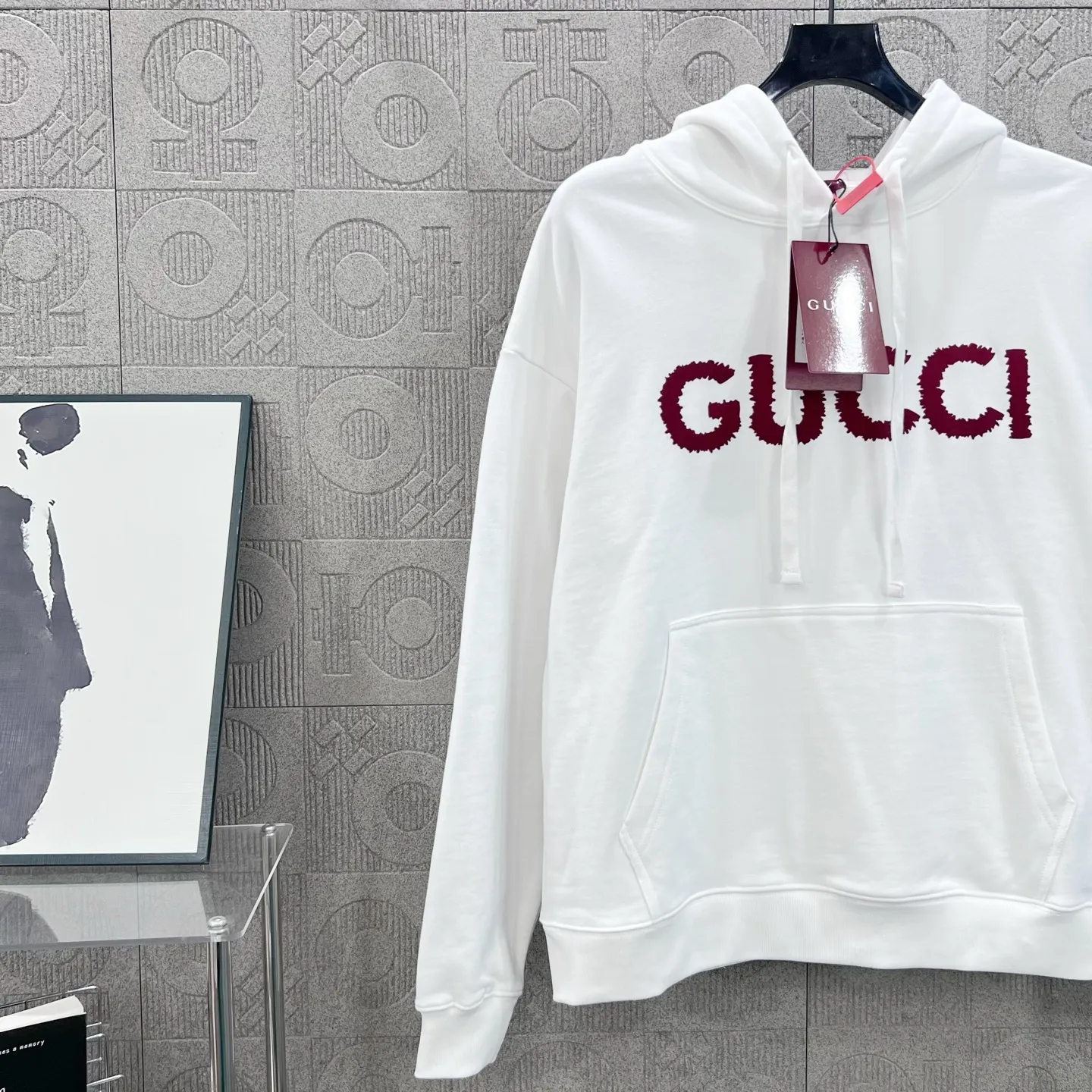 GUCCI 白黒ロゴプリントフーディー2025新作 - 画像 (6)