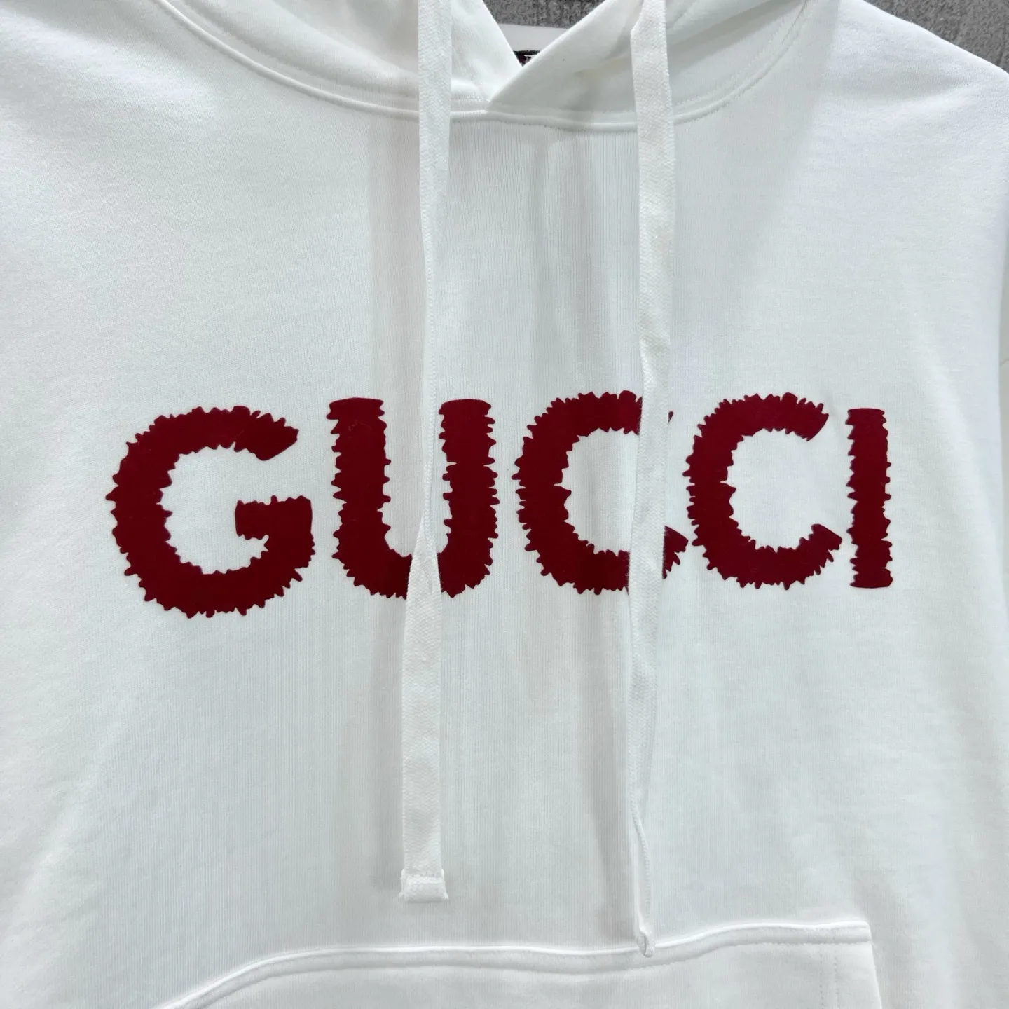 GUCCI 白黒ロゴプリントフーディー2025新作 - 画像 (8)