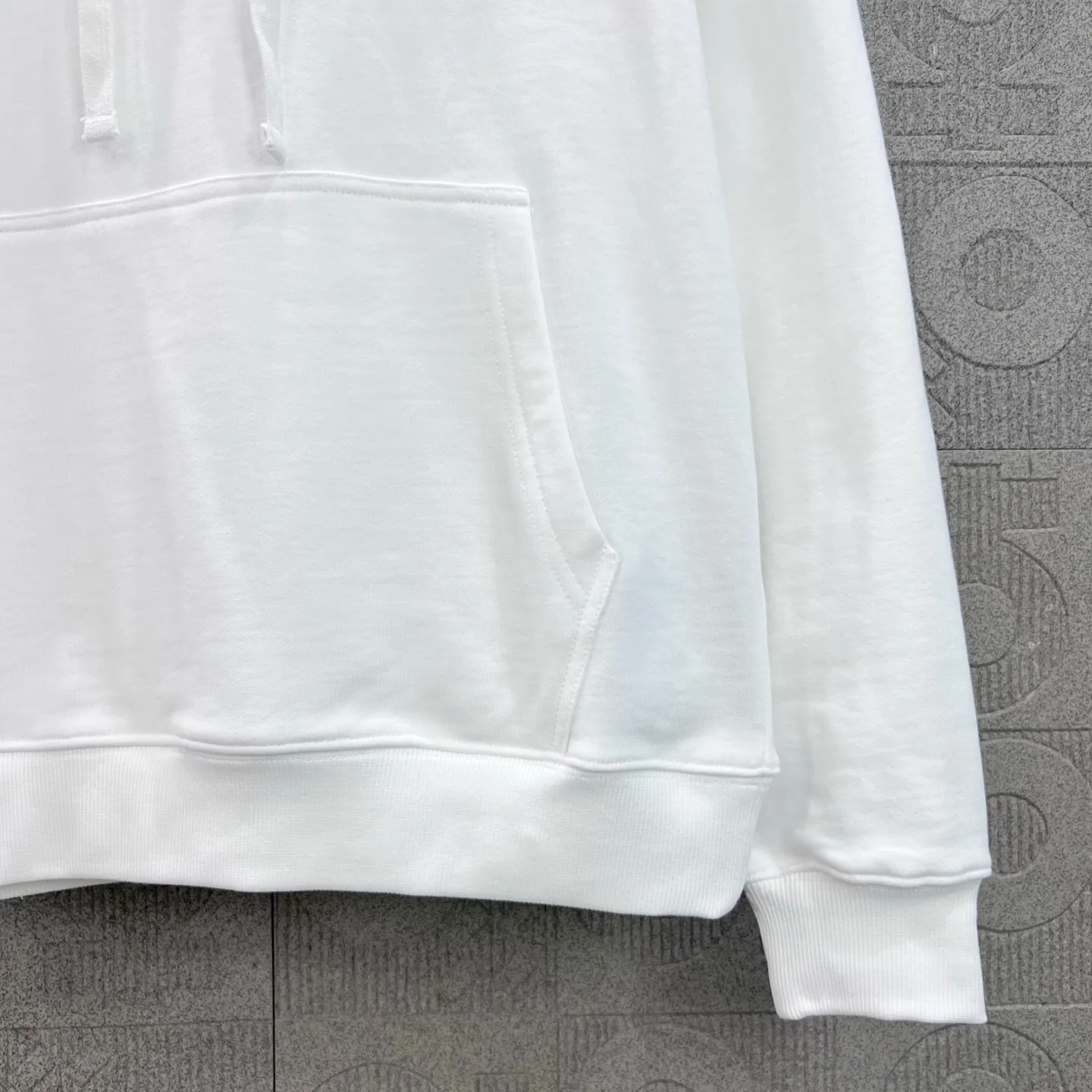 GUCCI 白黒ロゴプリントフーディー2025新作 - 画像 (9)