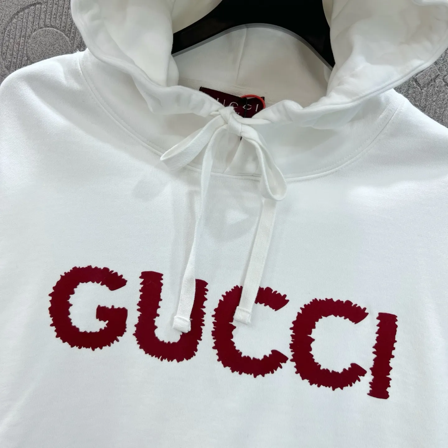 GUCCI 白黒ロゴプリントフーディー2025新作 - 画像 (10)