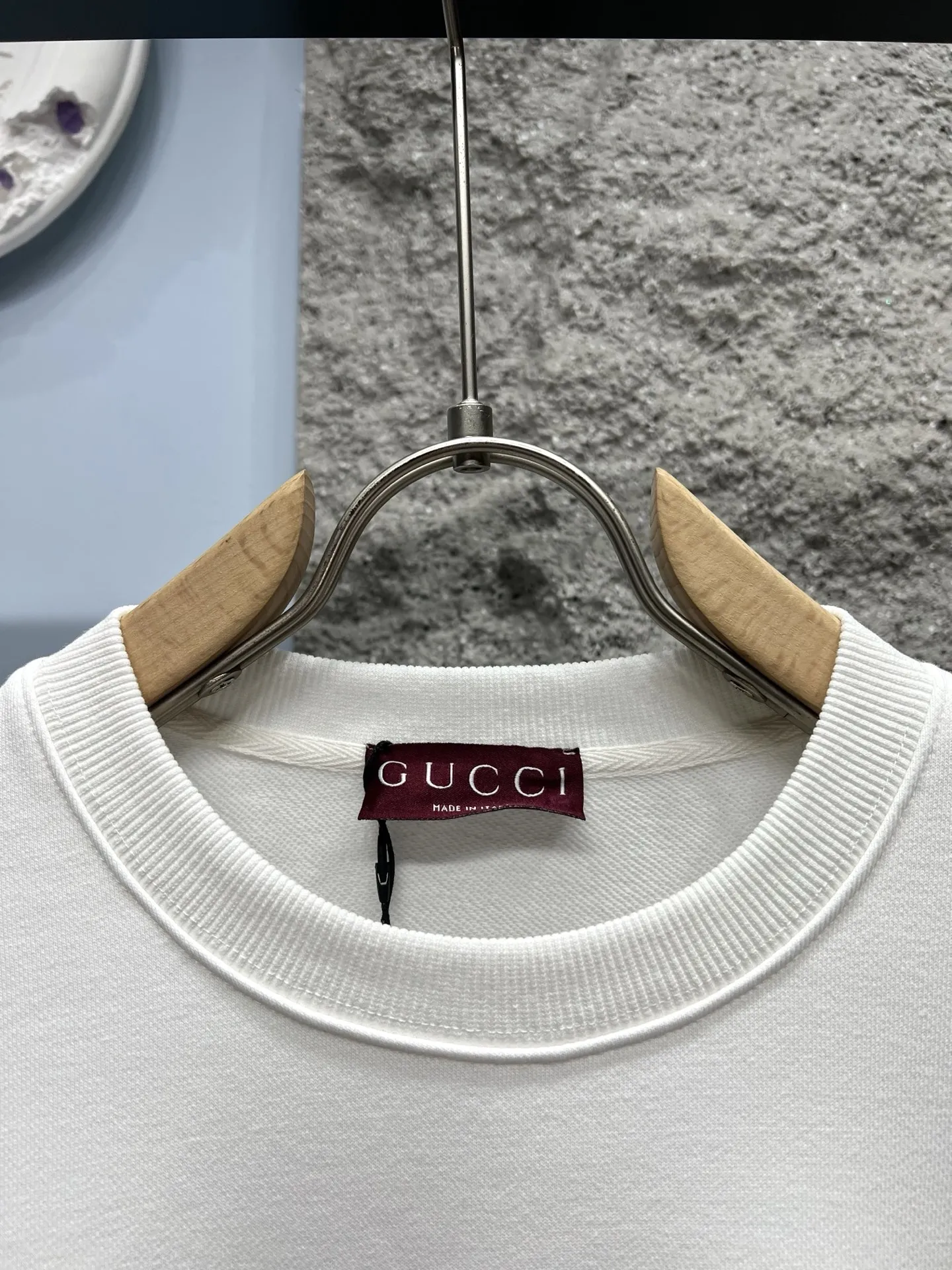 Gucci 白と黒のコントラストが美しいファントムレタリングのクルーネックスウェットシャツ - 画像 (3)