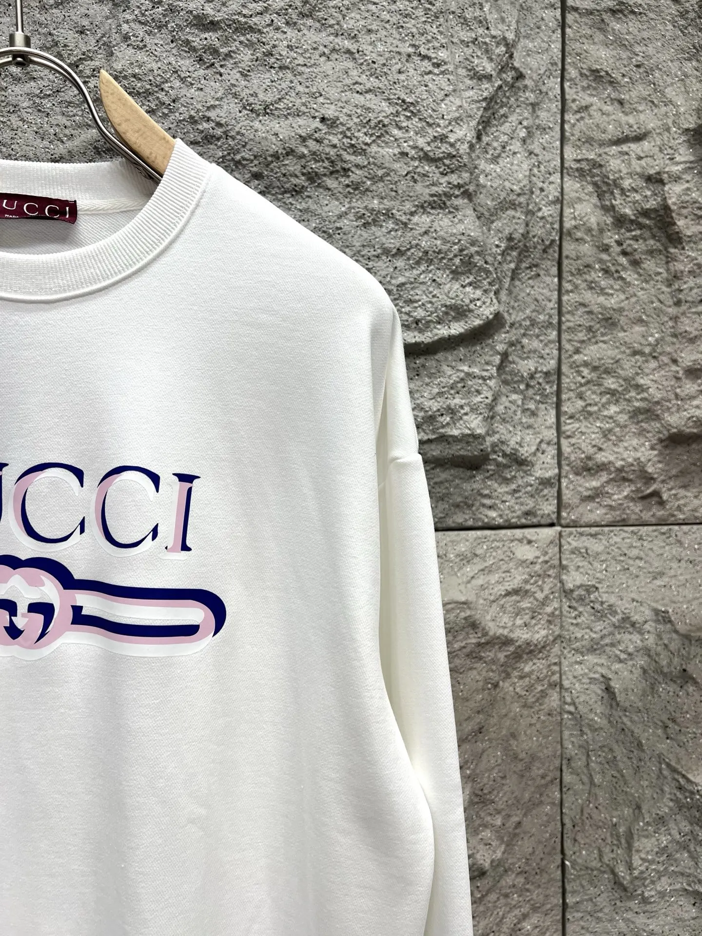 Gucci 白と黒のコントラストが美しいファントムレタリングのクルーネックスウェットシャツ - 画像 (4)