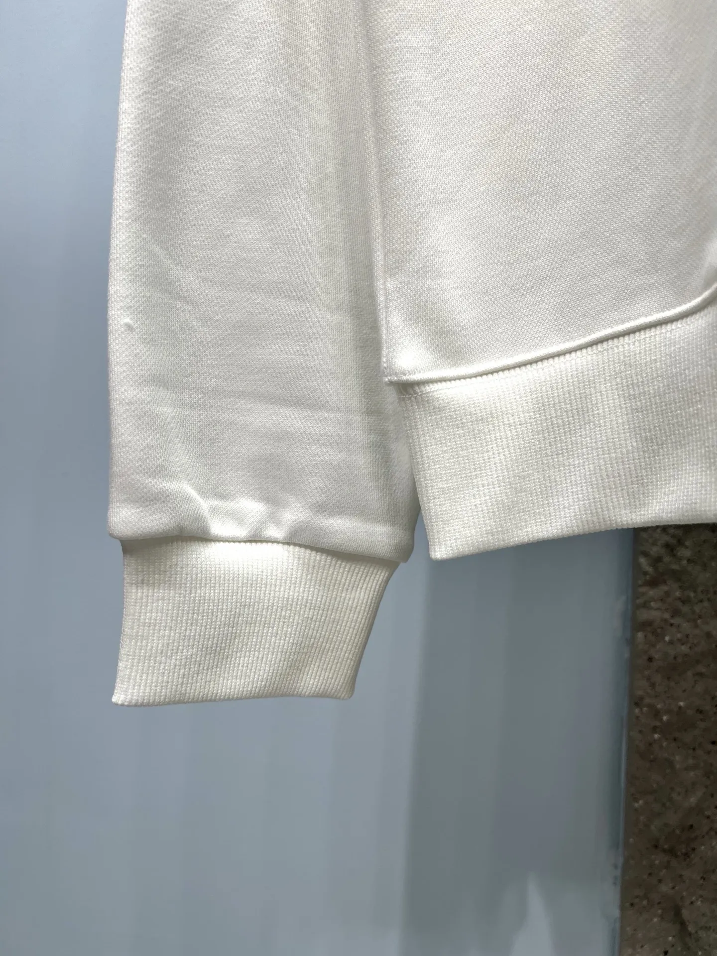 Gucci 白と黒のコントラストが美しいファントムレタリングのクルーネックスウェットシャツ - 画像 (6)