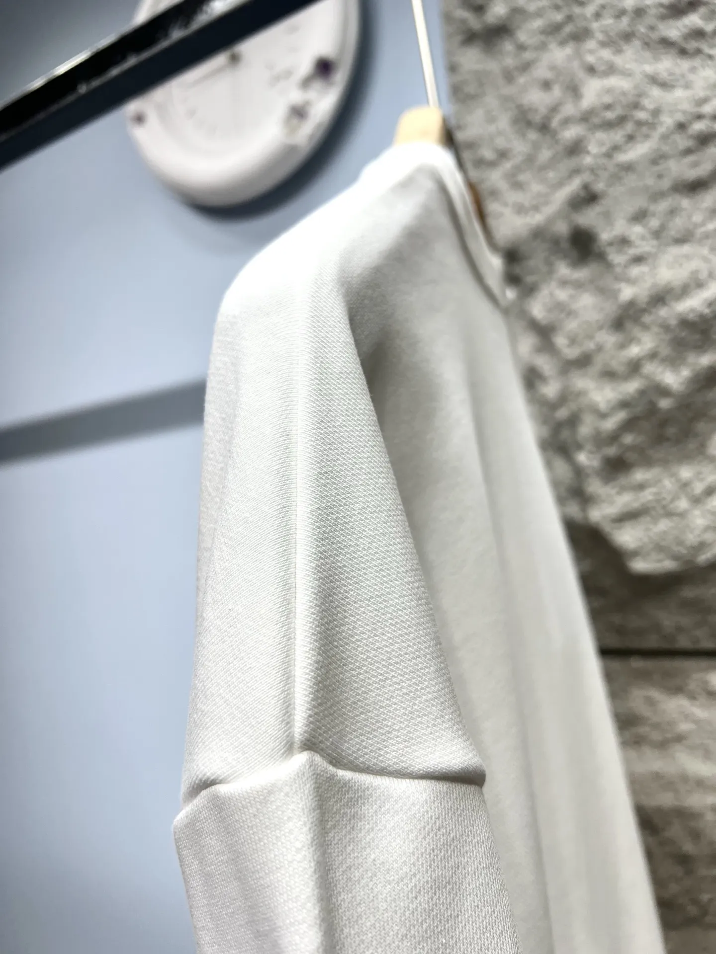 Gucci 白と黒のコントラストが美しいファントムレタリングのクルーネックスウェットシャツ - 画像 (9)