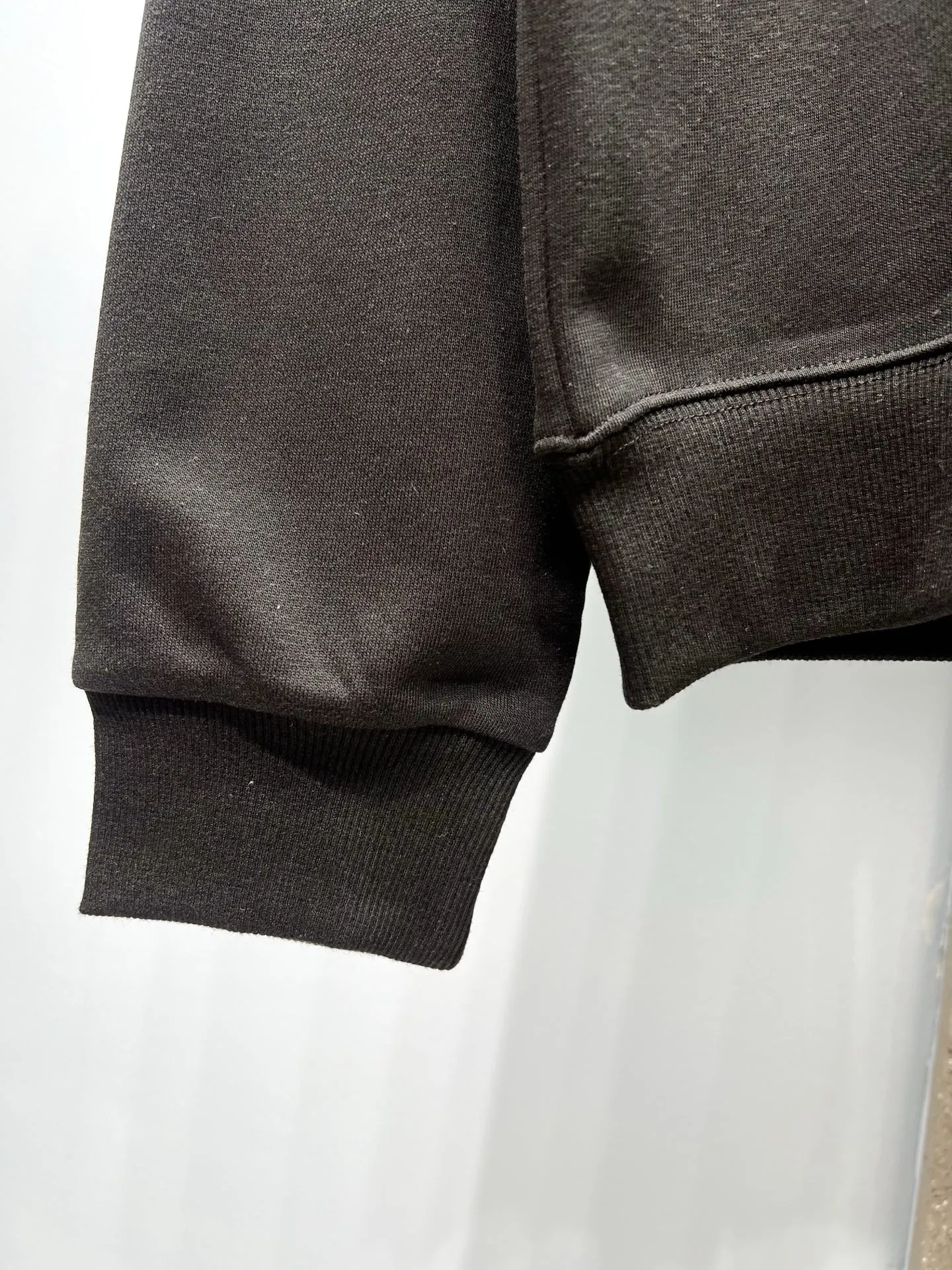 Gucci ブラックコントラストファントムレタリングクルーネックスウェットシャツ - 画像 (6)