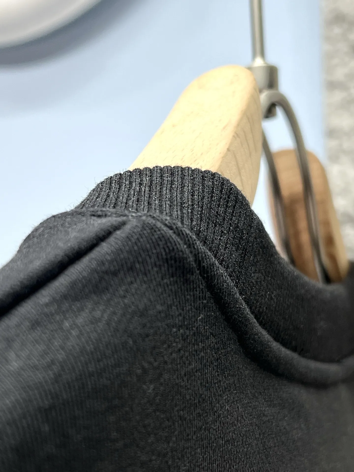 Gucci ブラックコントラストファントムレタリングクルーネックスウェットシャツ - 画像 (9)