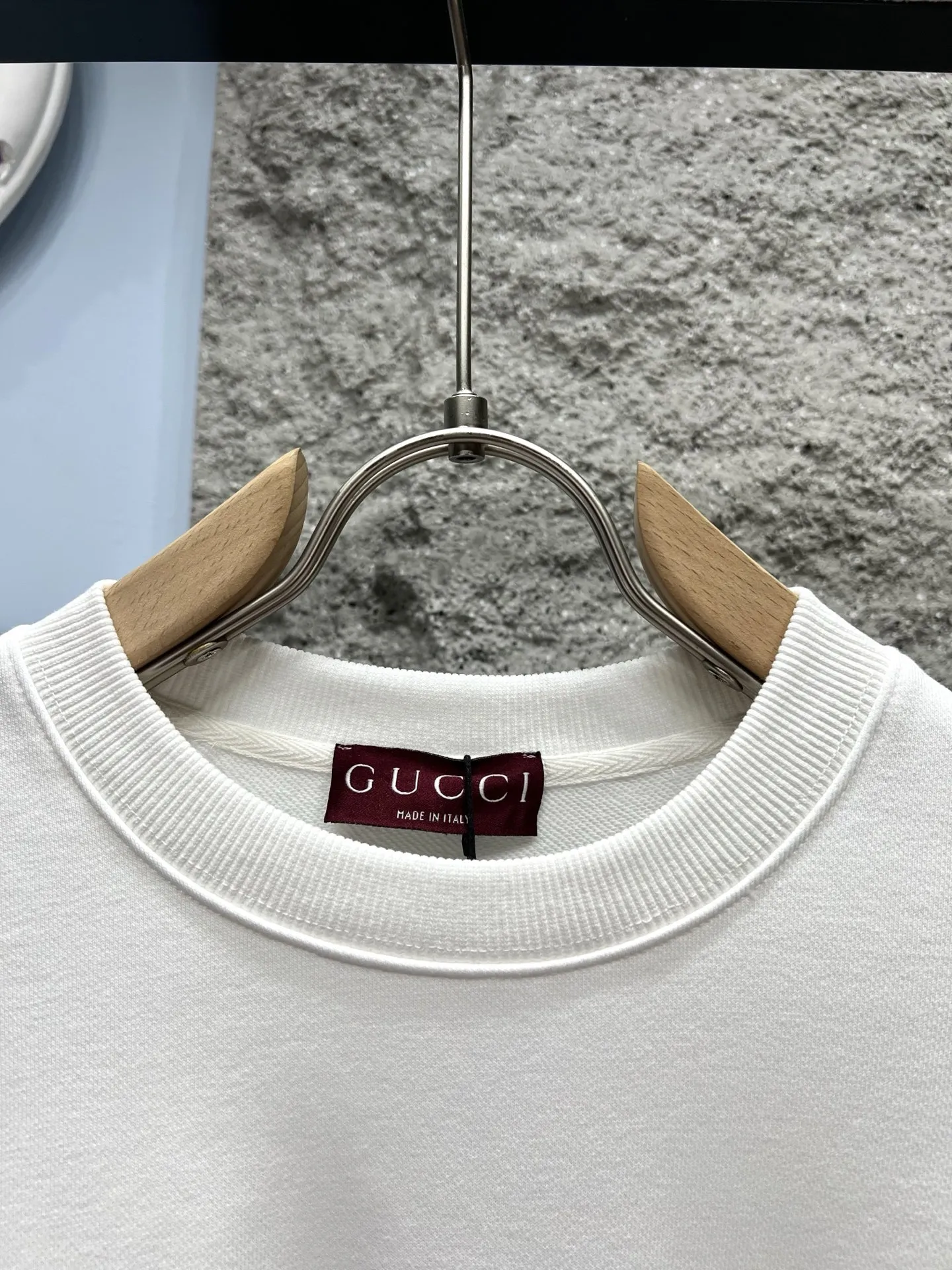 Gucci 白黒カラーロゴプリントラグランセーター - 画像 (3)