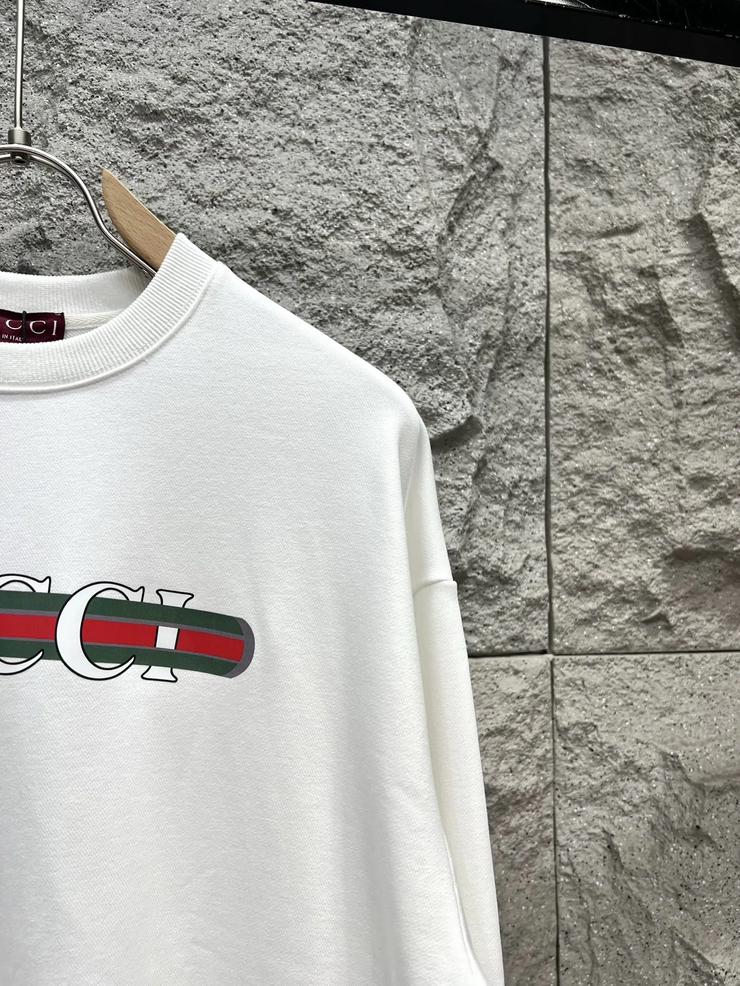 Gucci 白黒カラーロゴプリントラグランセーター - 画像 (4)