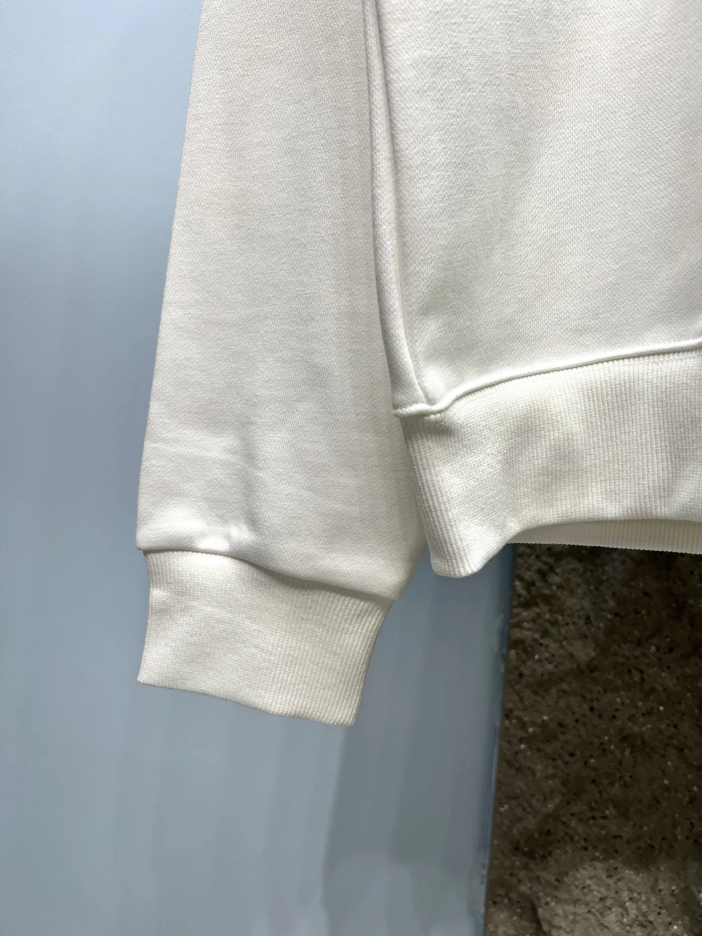 Gucci 白黒カラーロゴプリントラグランセーター - 画像 (6)