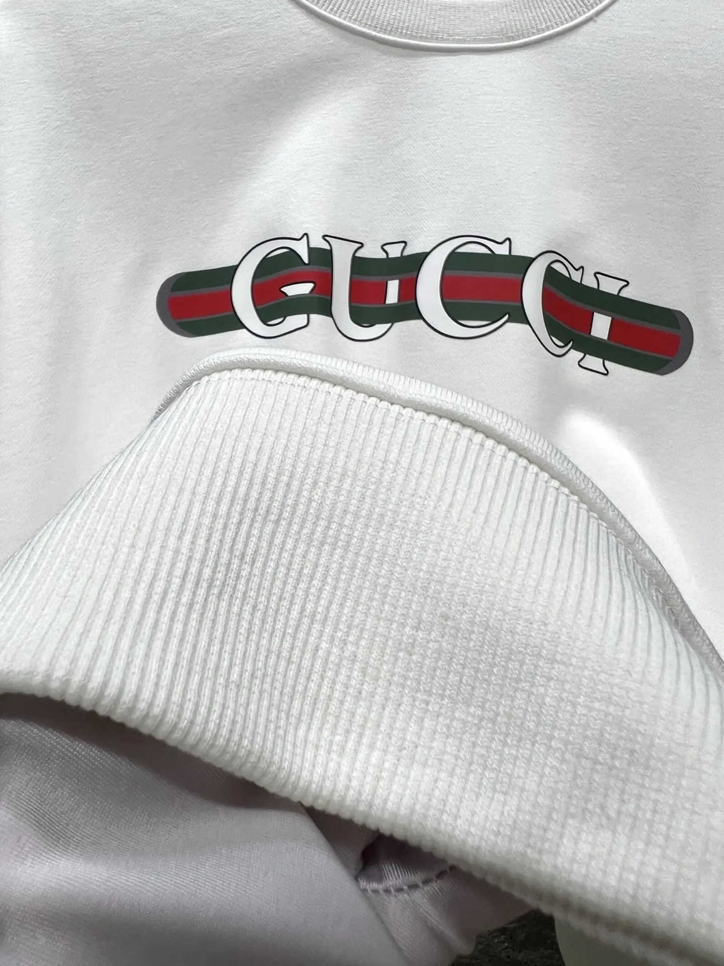 Gucci 白黒カラーロゴプリントラグランセーター - 画像 (7)