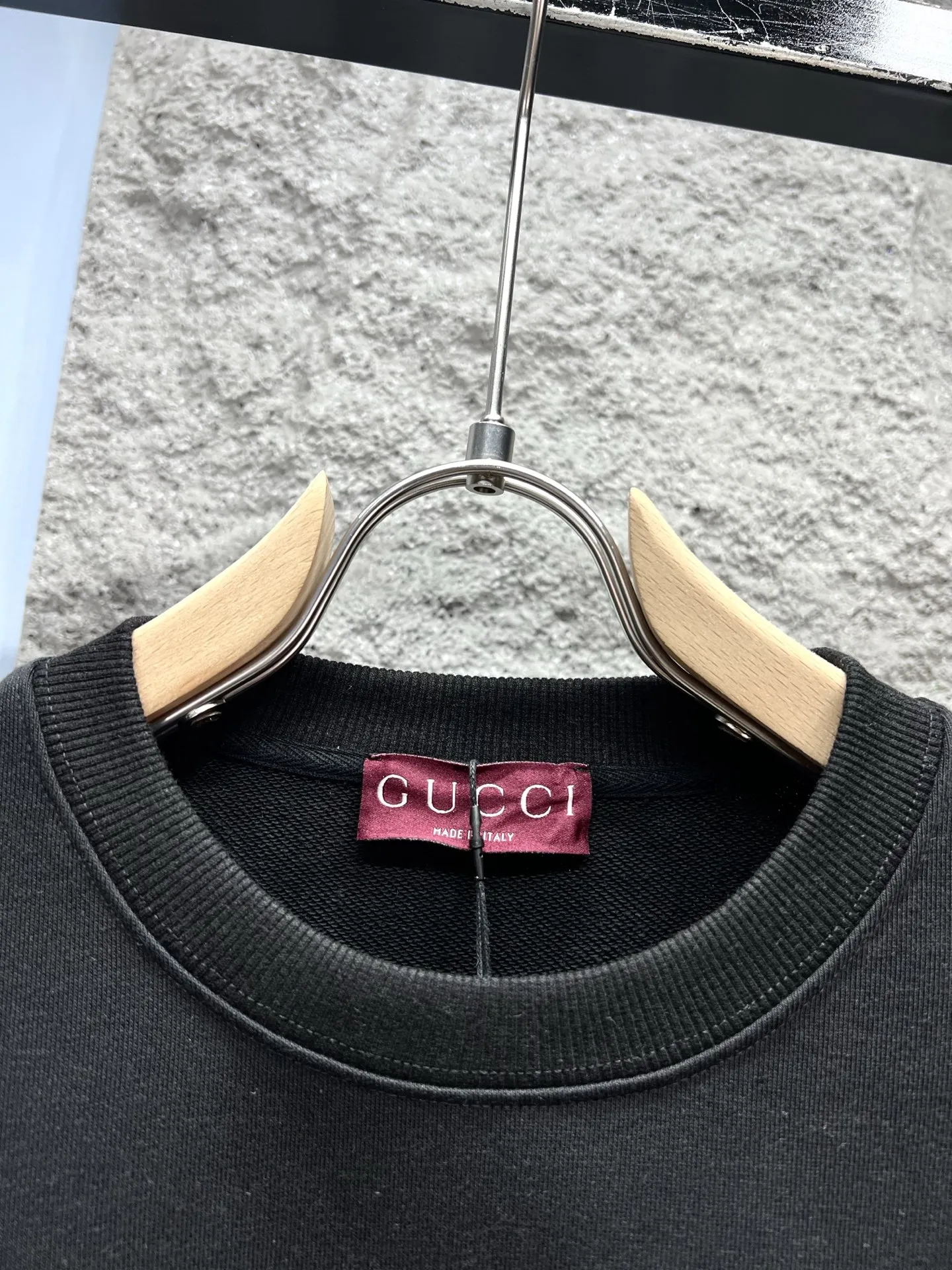 Gucci 黒の縦縞とコントラストのある文字のクルーネック スウェットシャツ - 画像 (3)