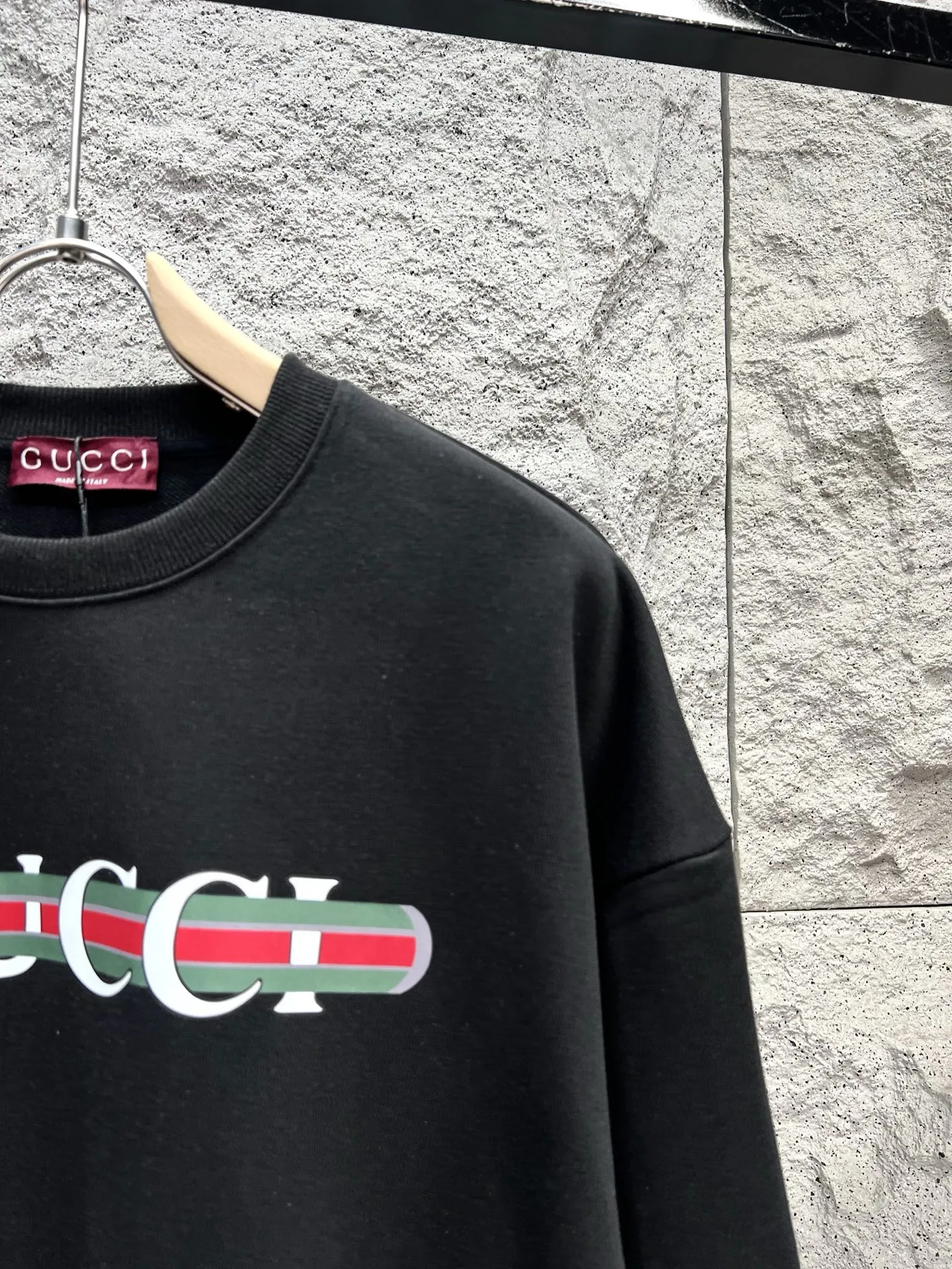 Gucci 黒の縦縞とコントラストのある文字のクルーネック スウェットシャツ - 画像 (4)