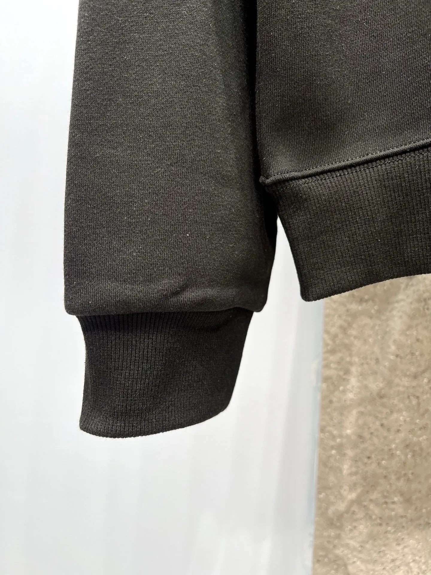 Gucci 黒の縦縞とコントラストのある文字のクルーネック スウェットシャツ - 画像 (6)