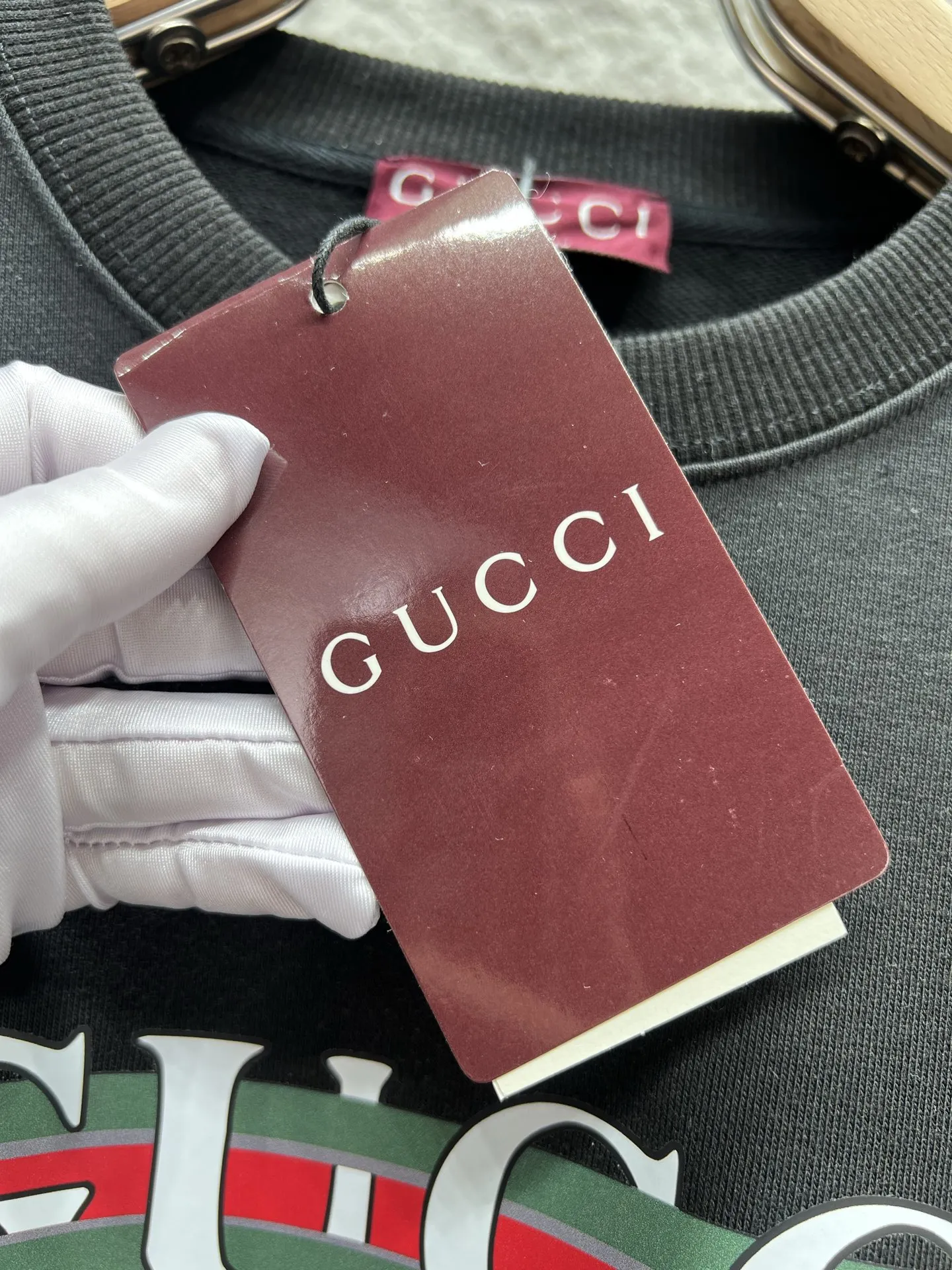 Gucci 黒の縦縞とコントラストのある文字のクルーネック スウェットシャツ - 画像 (7)