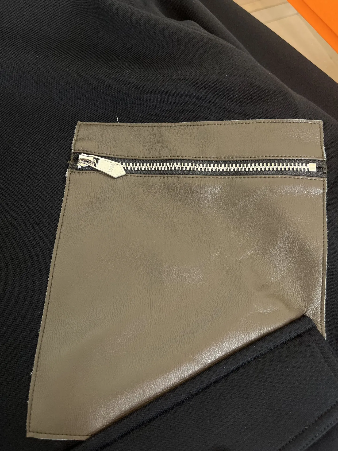 エルメス2025秋冬黒クルーネックパーカー - 画像 (7)