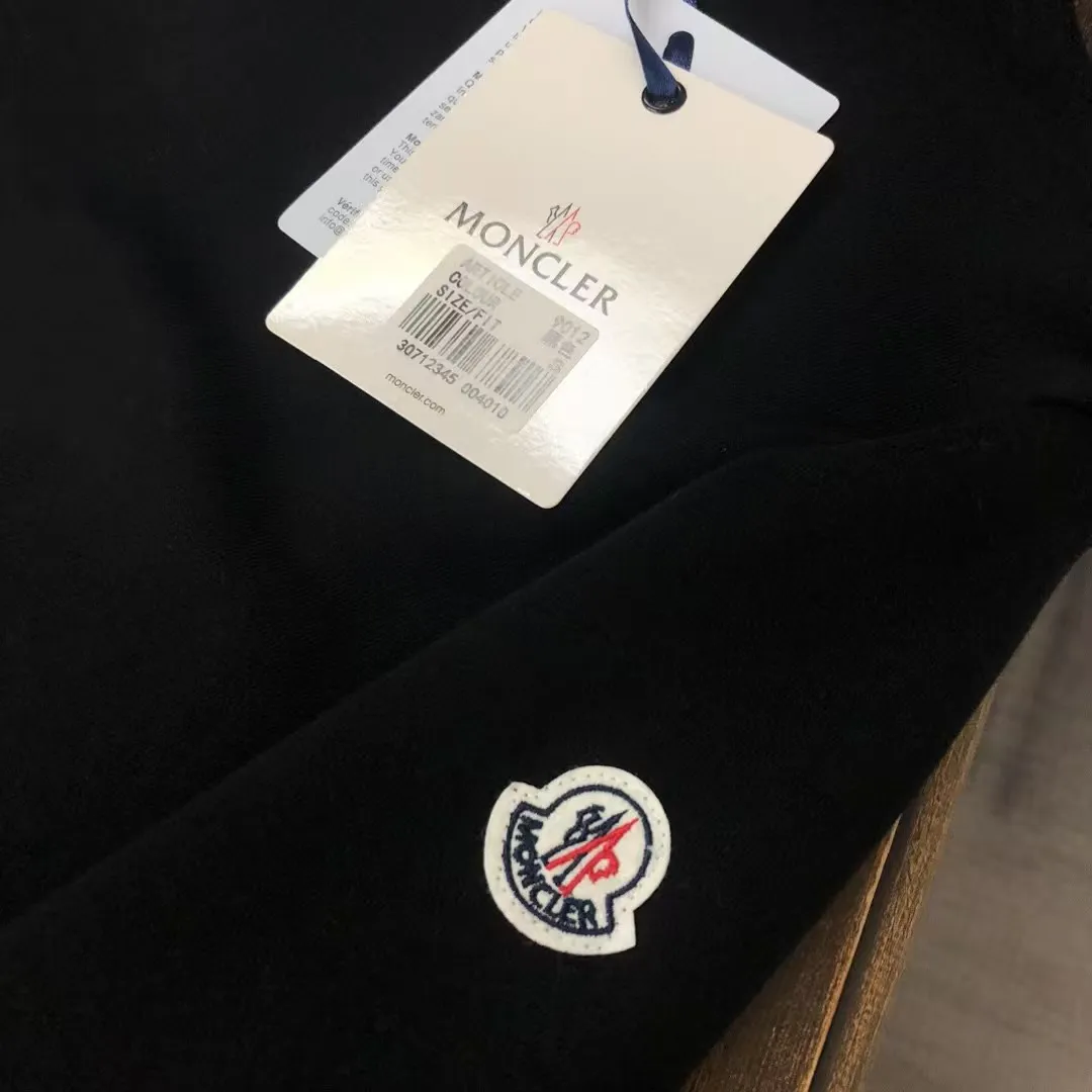 Moncler 黒のスタイリッシュなラウンドネックスウェットシャツ - 画像 (3)