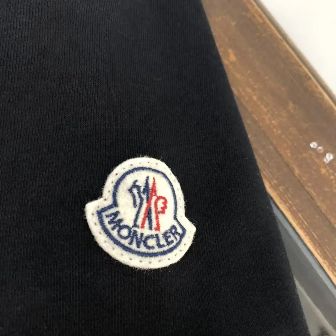 Moncler 黒のスタイリッシュなラウンドネックスウェットシャツ - 画像 (5)