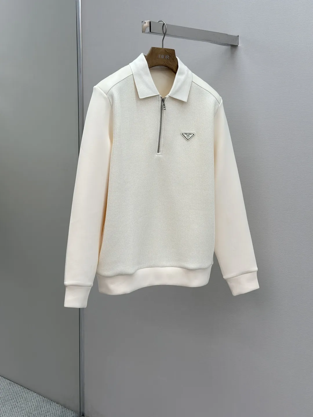 PRADA 25FW新しい秋冬ラペルセーター ホワイト ハーフジップデザイン - 画像 (4)