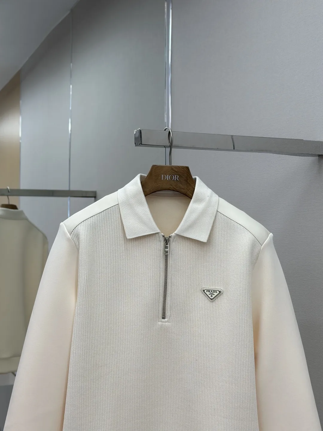 PRADA 25FW新しい秋冬ラペルセーター ホワイト ハーフジップデザイン - 画像 (5)