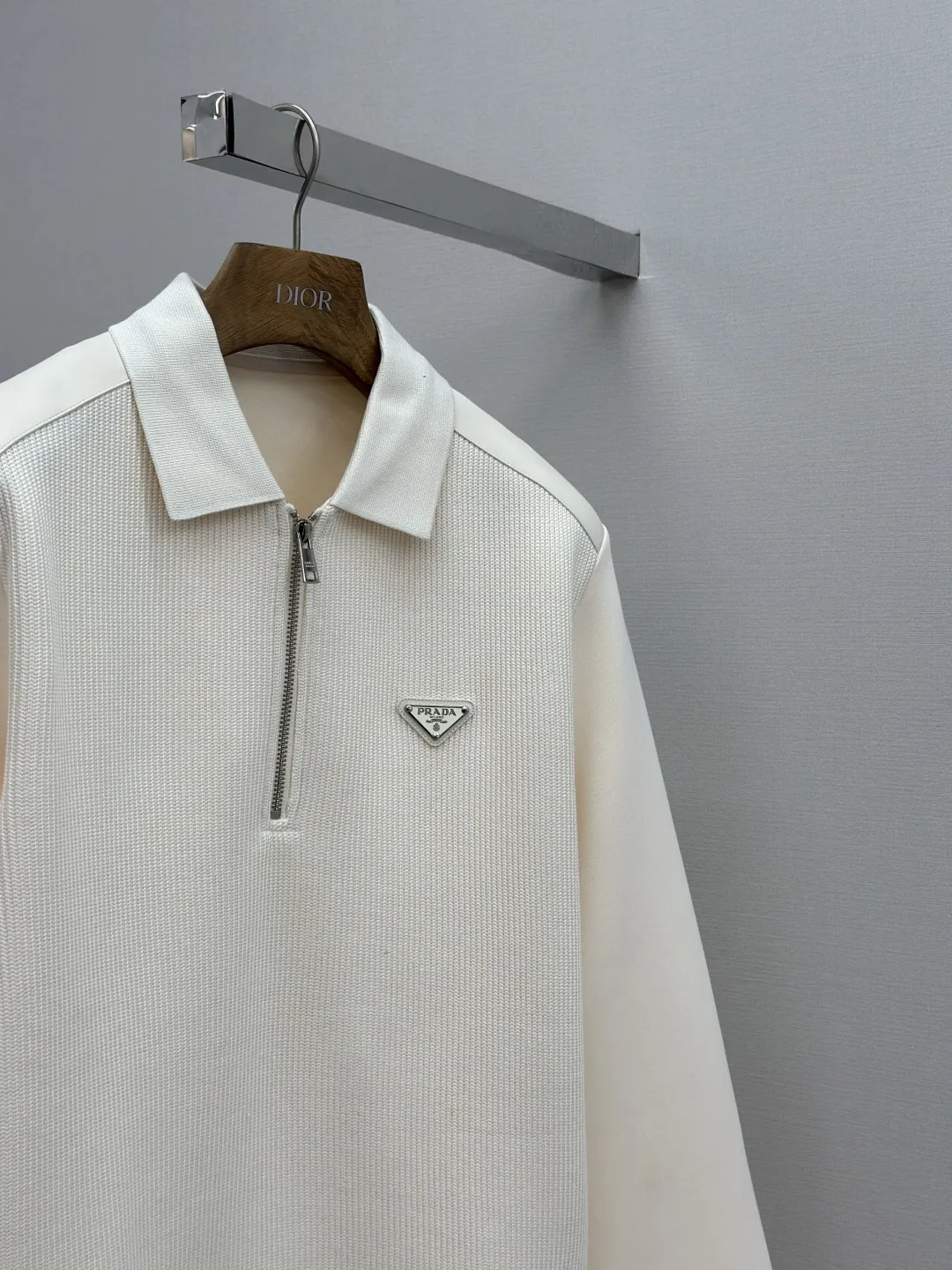 PRADA 25FW新しい秋冬ラペルセーター ホワイト ハーフジップデザイン - 画像 (7)