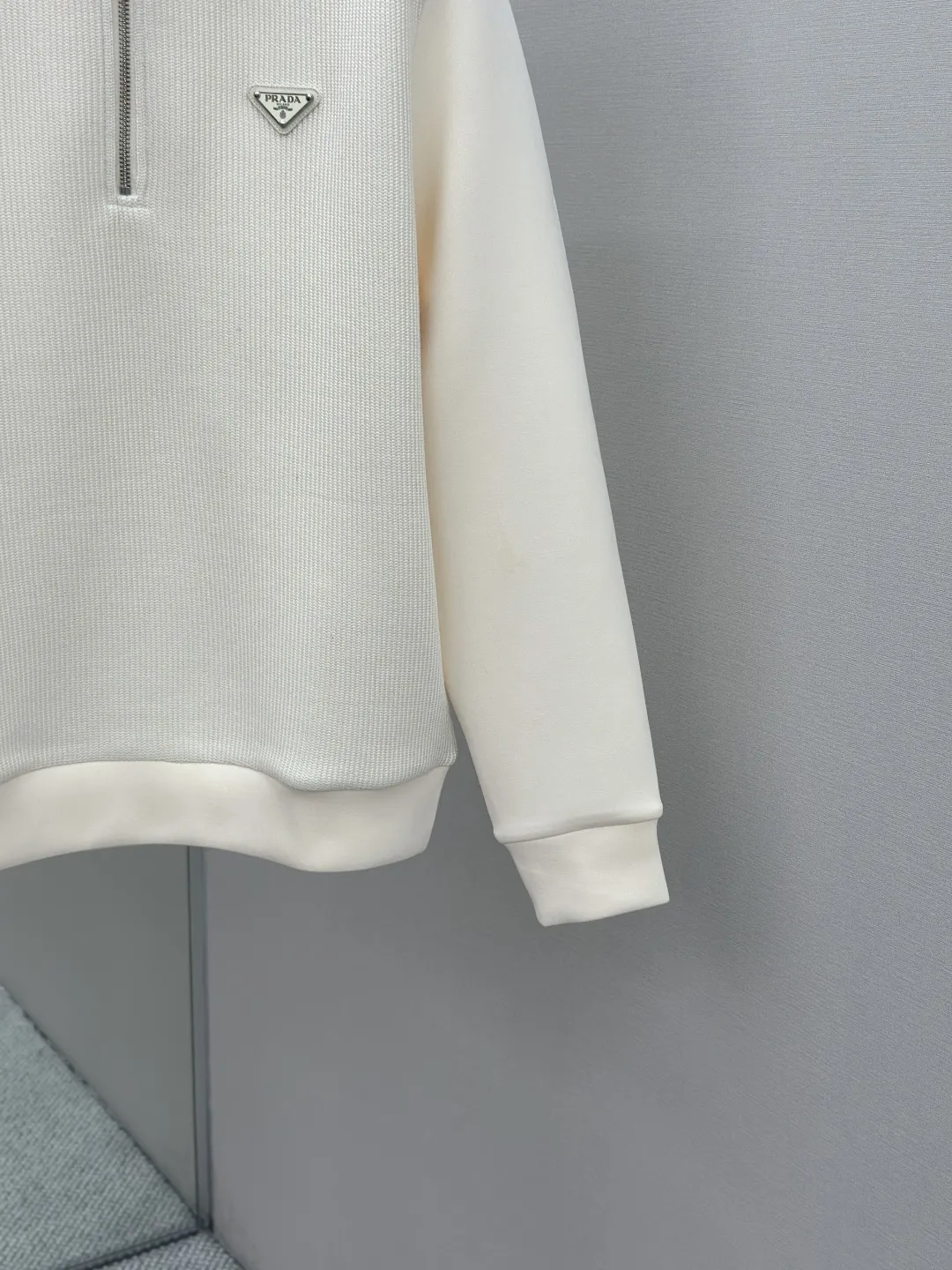 PRADA 25FW新しい秋冬ラペルセーター ホワイト ハーフジップデザイン - 画像 (8)