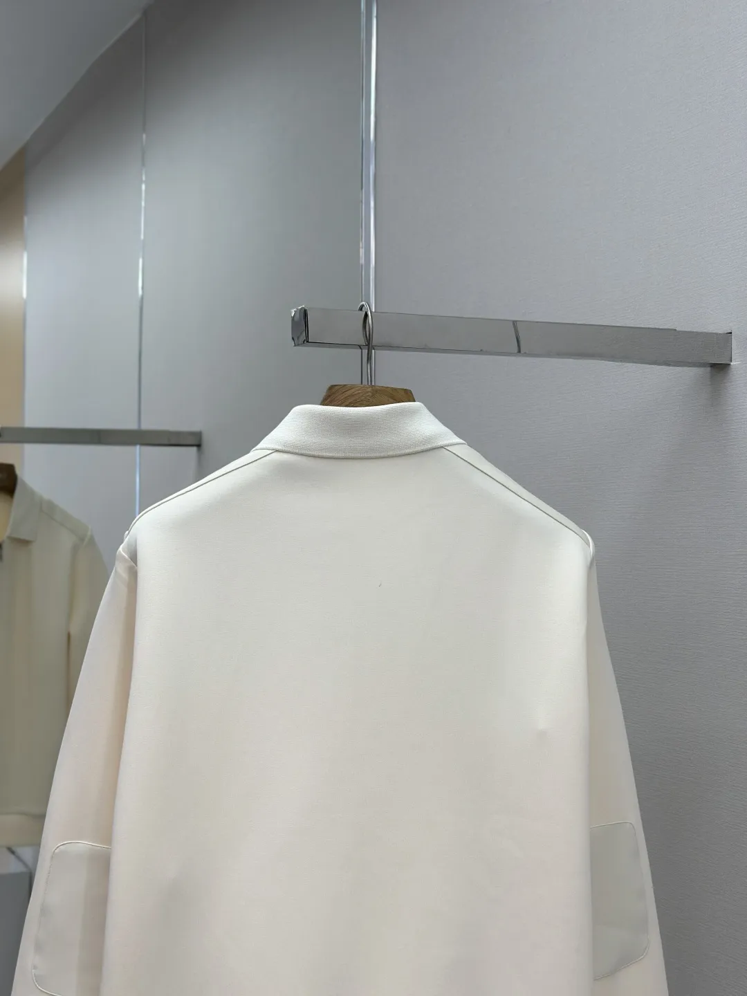 PRADA 25FW新しい秋冬ラペルセーター ホワイト ハーフジップデザイン - 画像 (9)