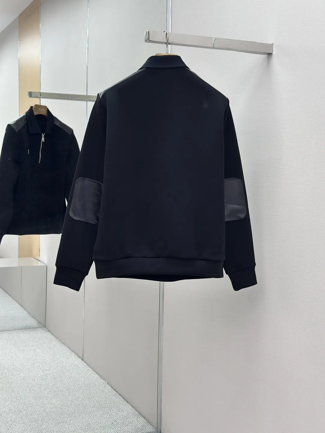 PRADA 25FW新作秋冬ブラックラペルセーター - 画像 (3)